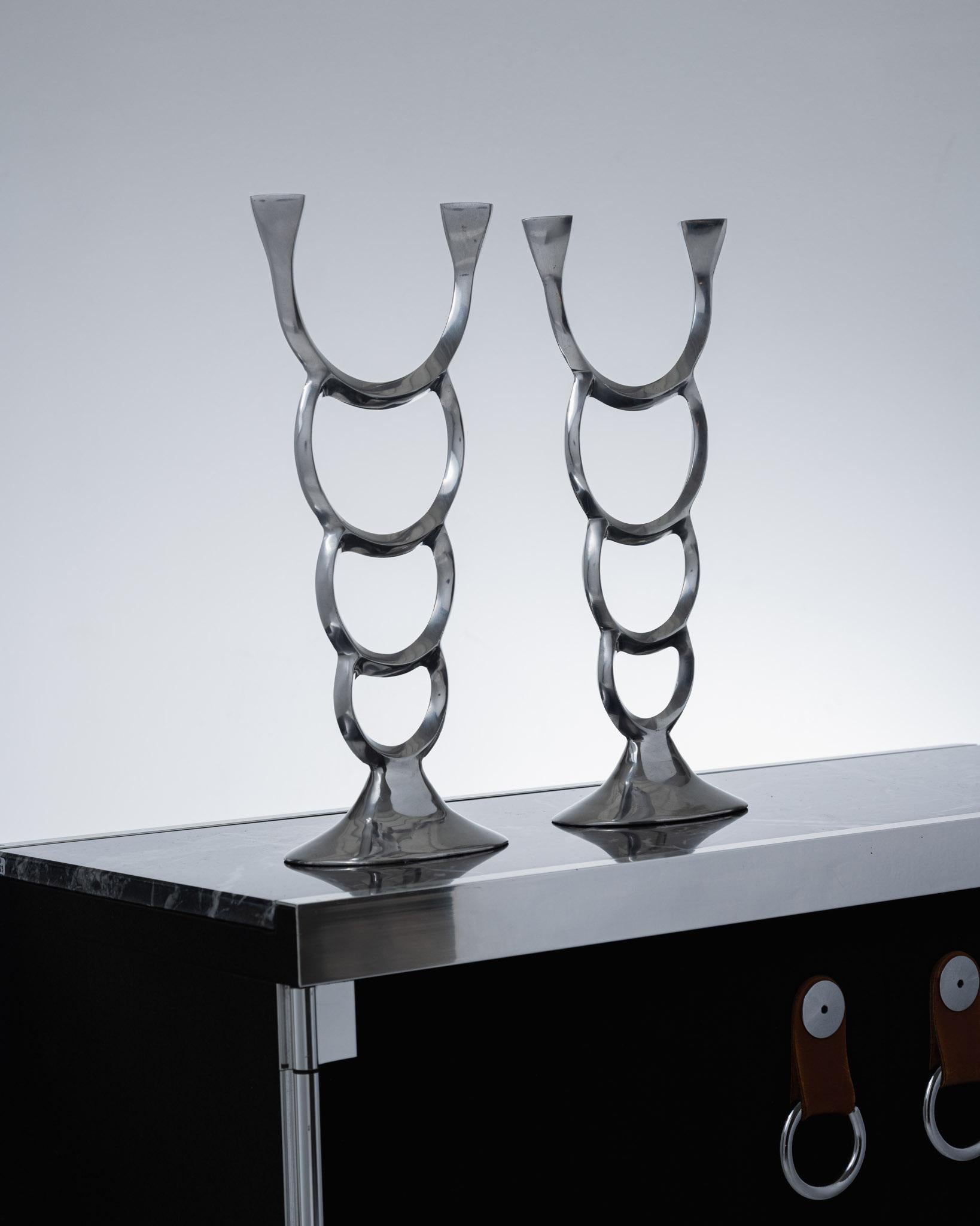 Skulpturaler Kerzenhalter aus Metall, 1970er Jahre (Europäisch) im Angebot
