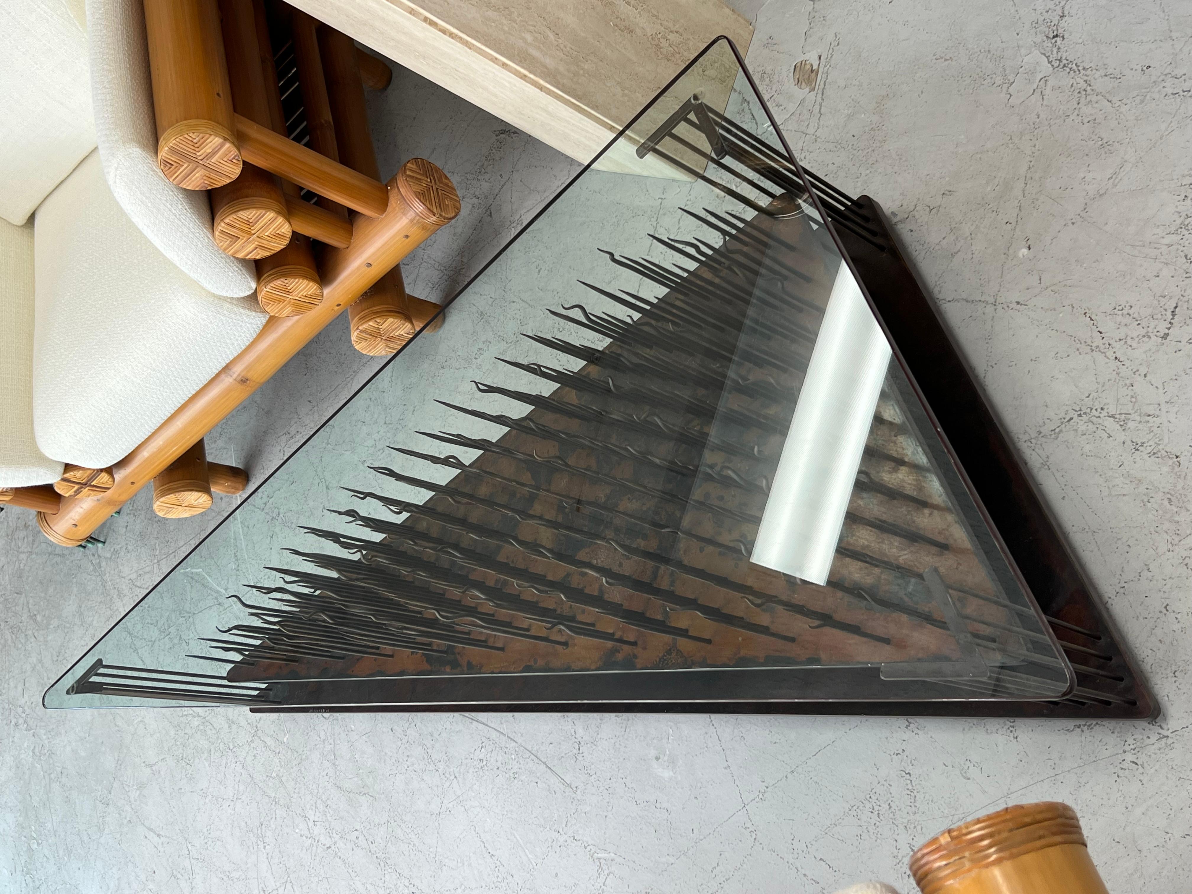 Mesa baja escultórica de metal JD Tucker 1989 en venta 4