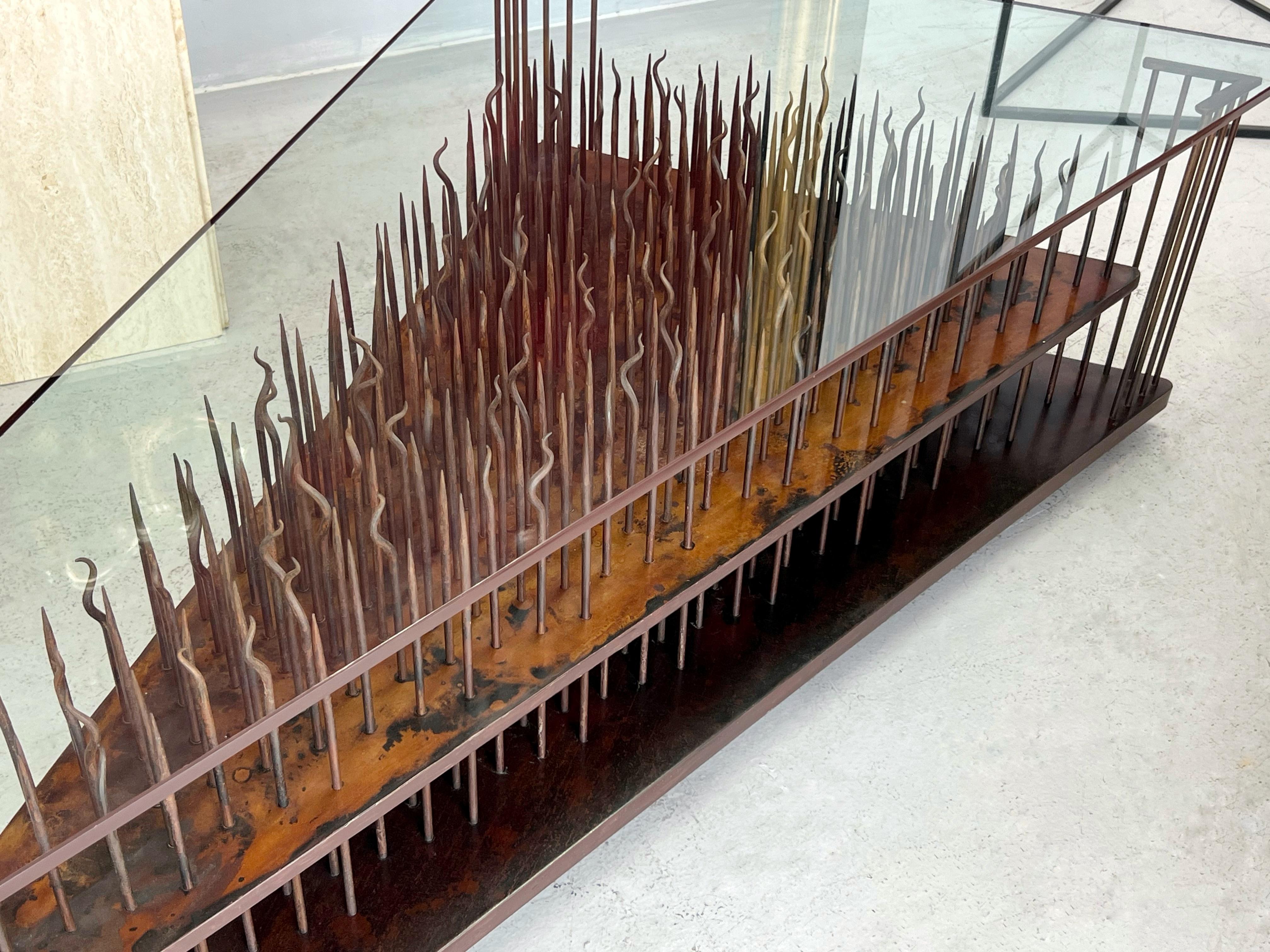 Una mesa de centro escultural única. 