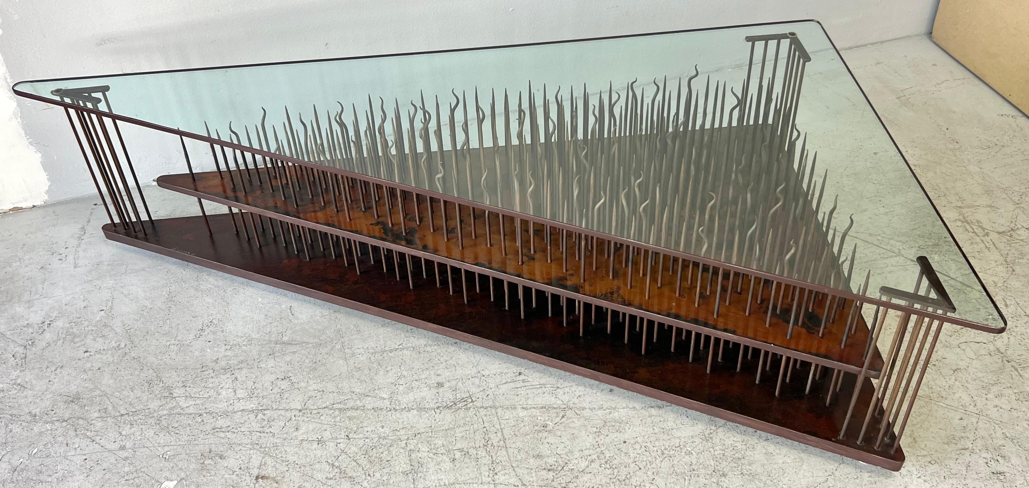 Mesa baja escultórica de metal JD Tucker 1989 en Bueno estado para la venta en Miami, FL