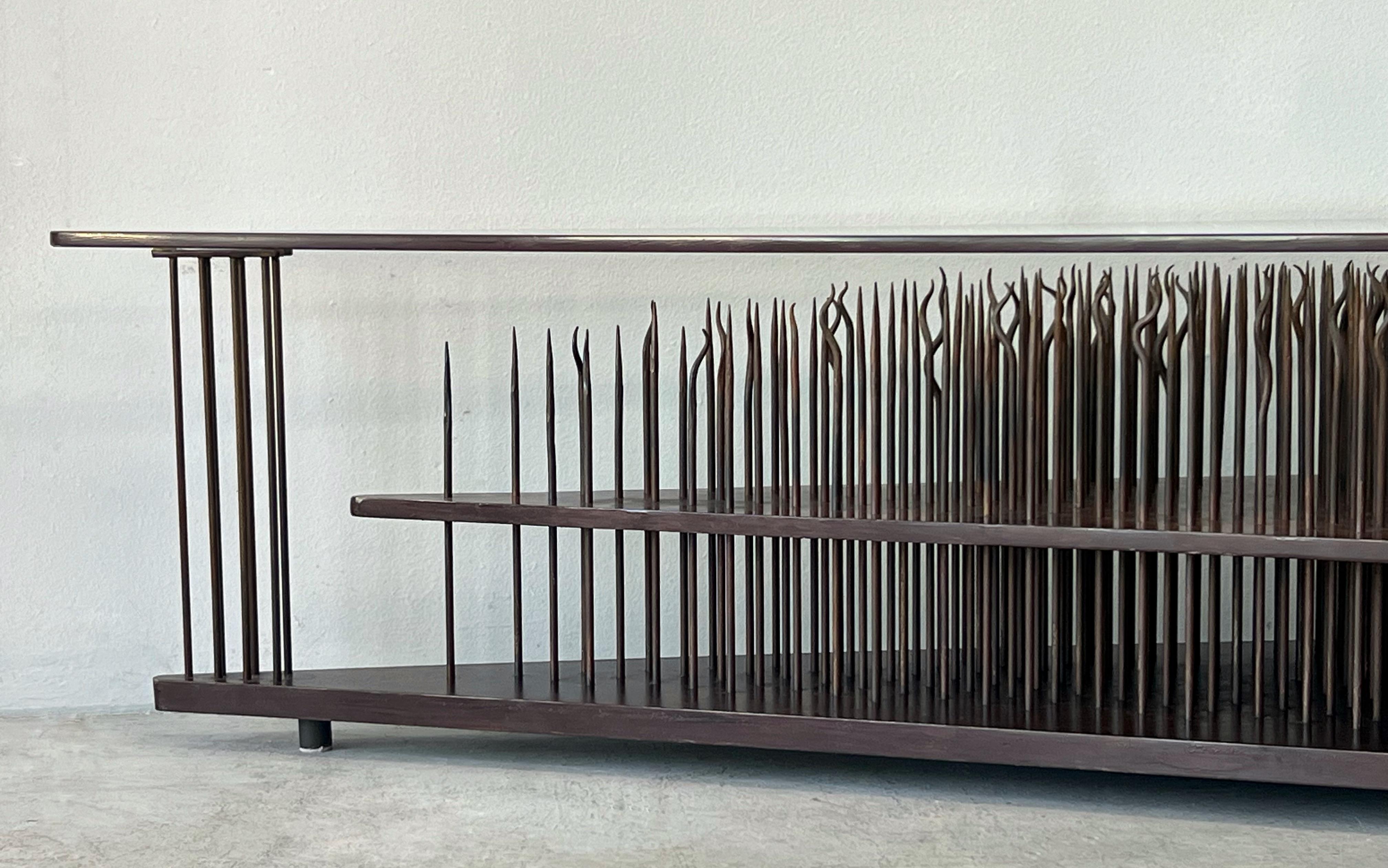 Mesa baja escultórica de metal JD Tucker 1989 Metal en venta