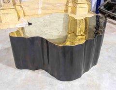 Skulpturaler Couchtisch aus Metall mit gravierter Messingplatte