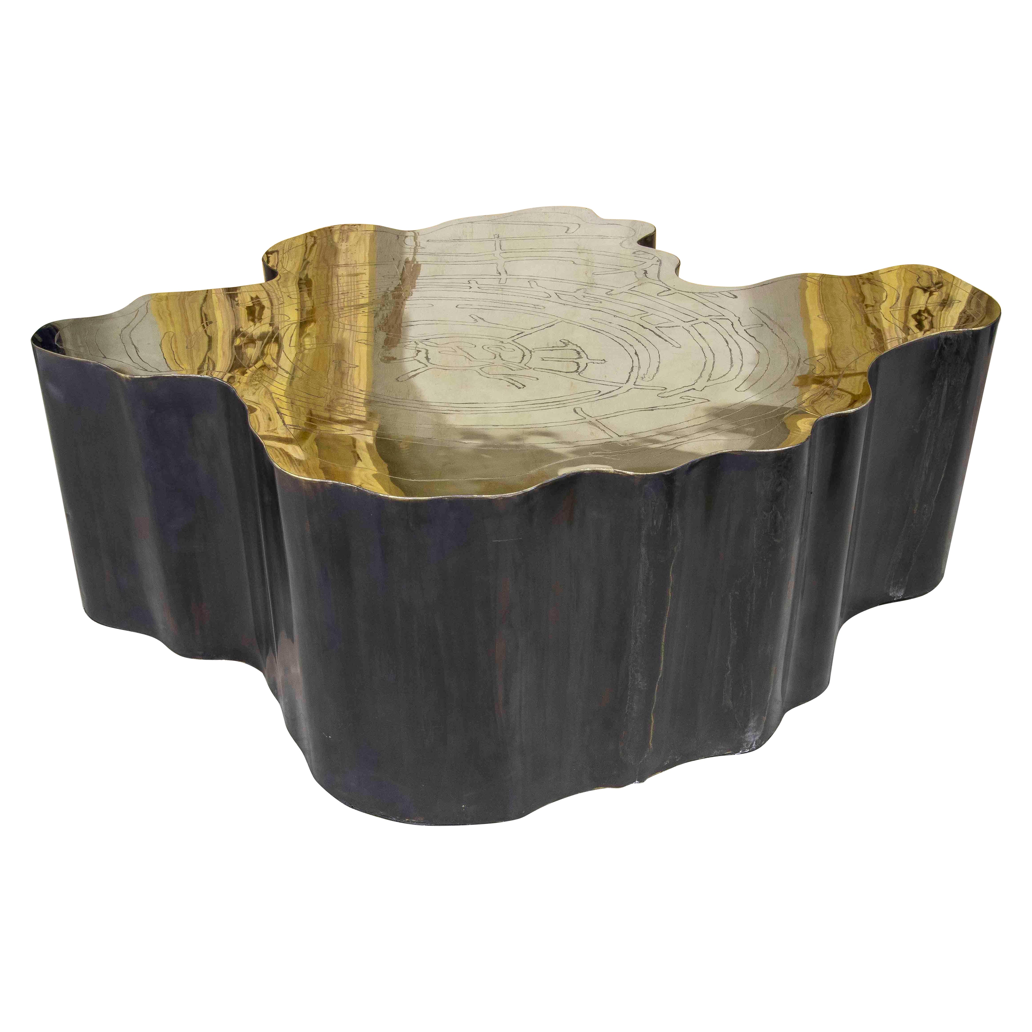 Table basse sculpturale en métal avec plateau en laiton gravé en vente