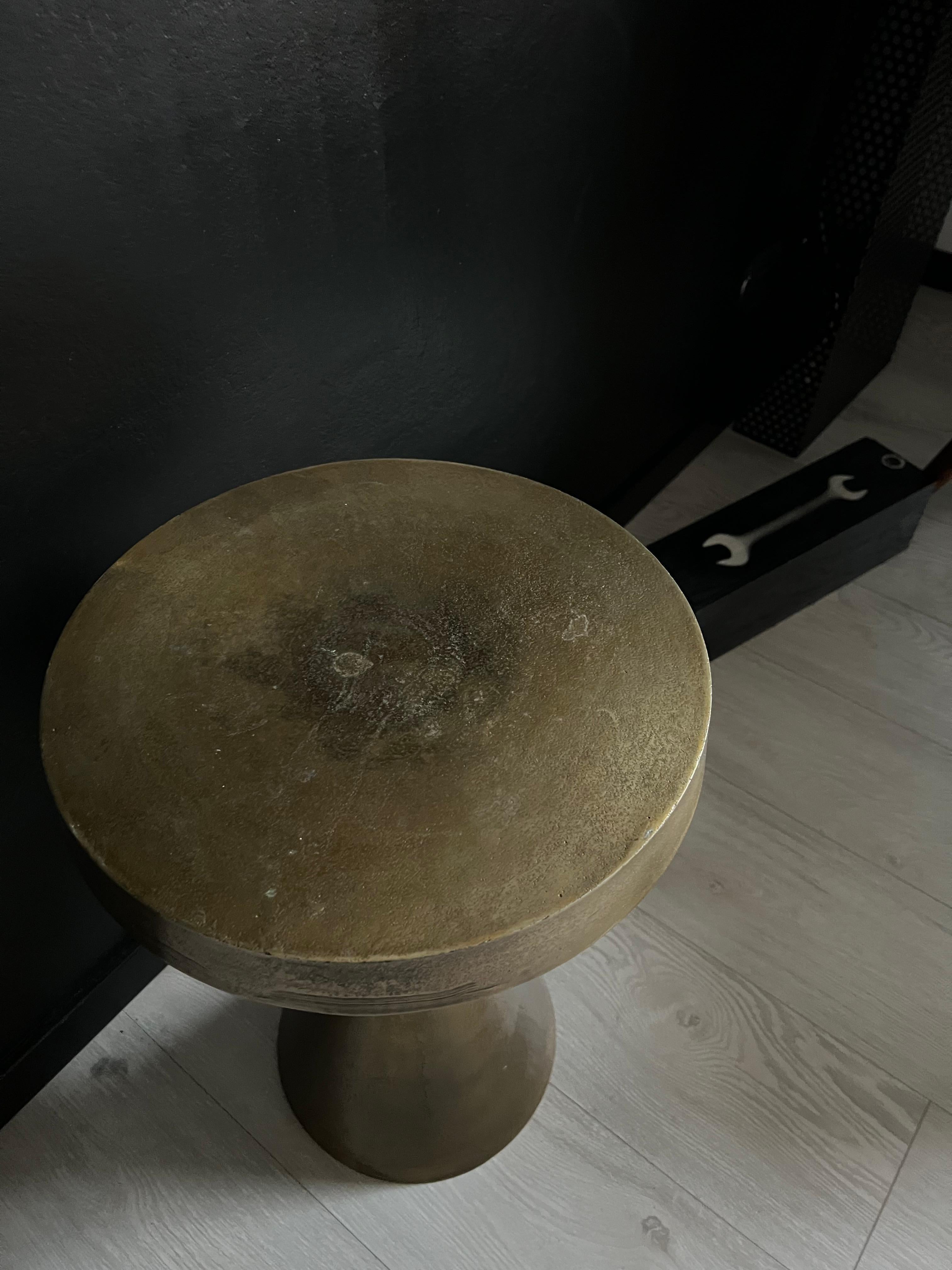 table d'appoint sculpturale en métal, table d'appoint contemporaine en laiton pour les intérieurs modernes en vente 2