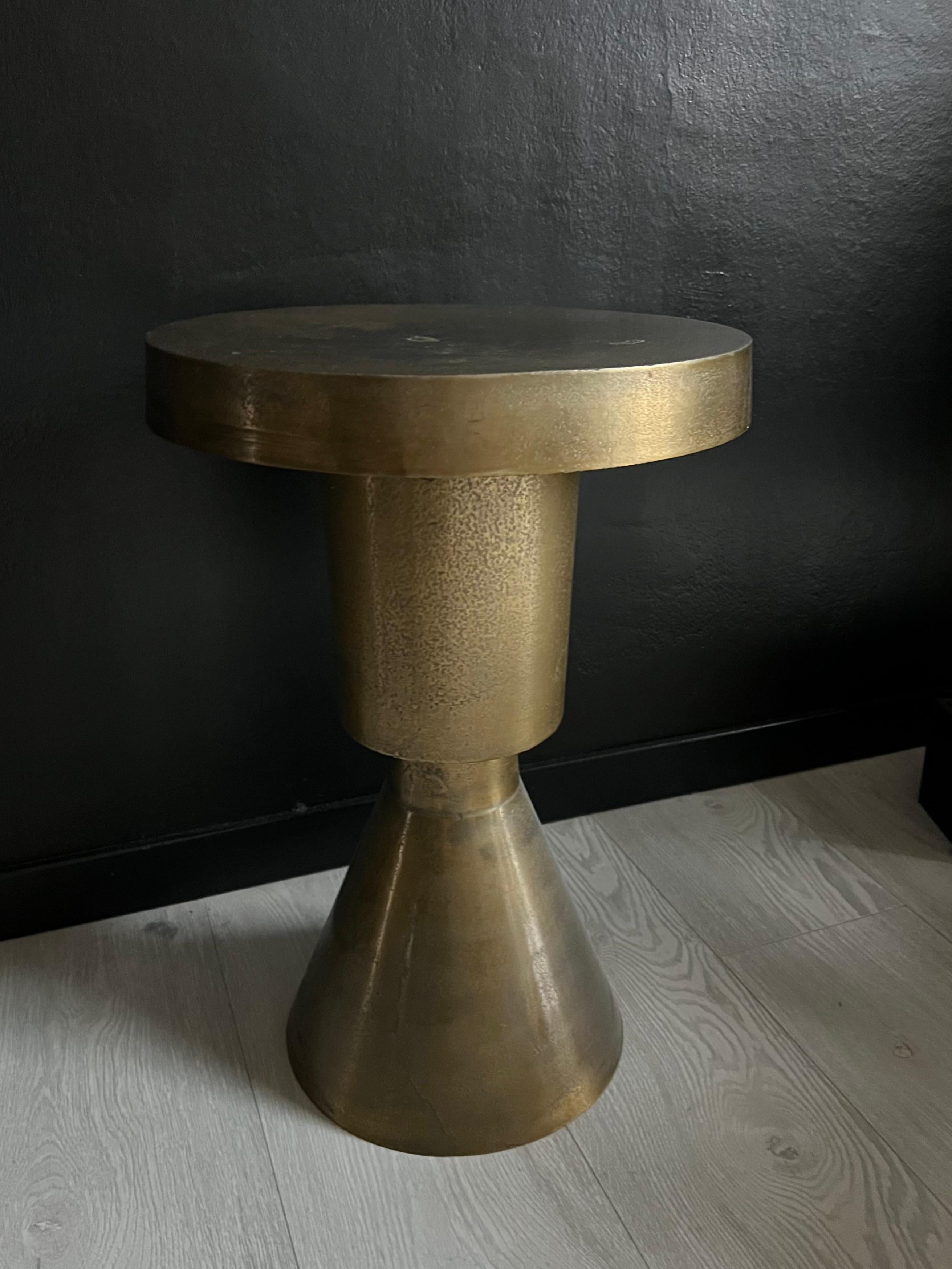 table d'appoint sculpturale en métal, table d'appoint contemporaine en laiton pour les intérieurs modernes en vente 3