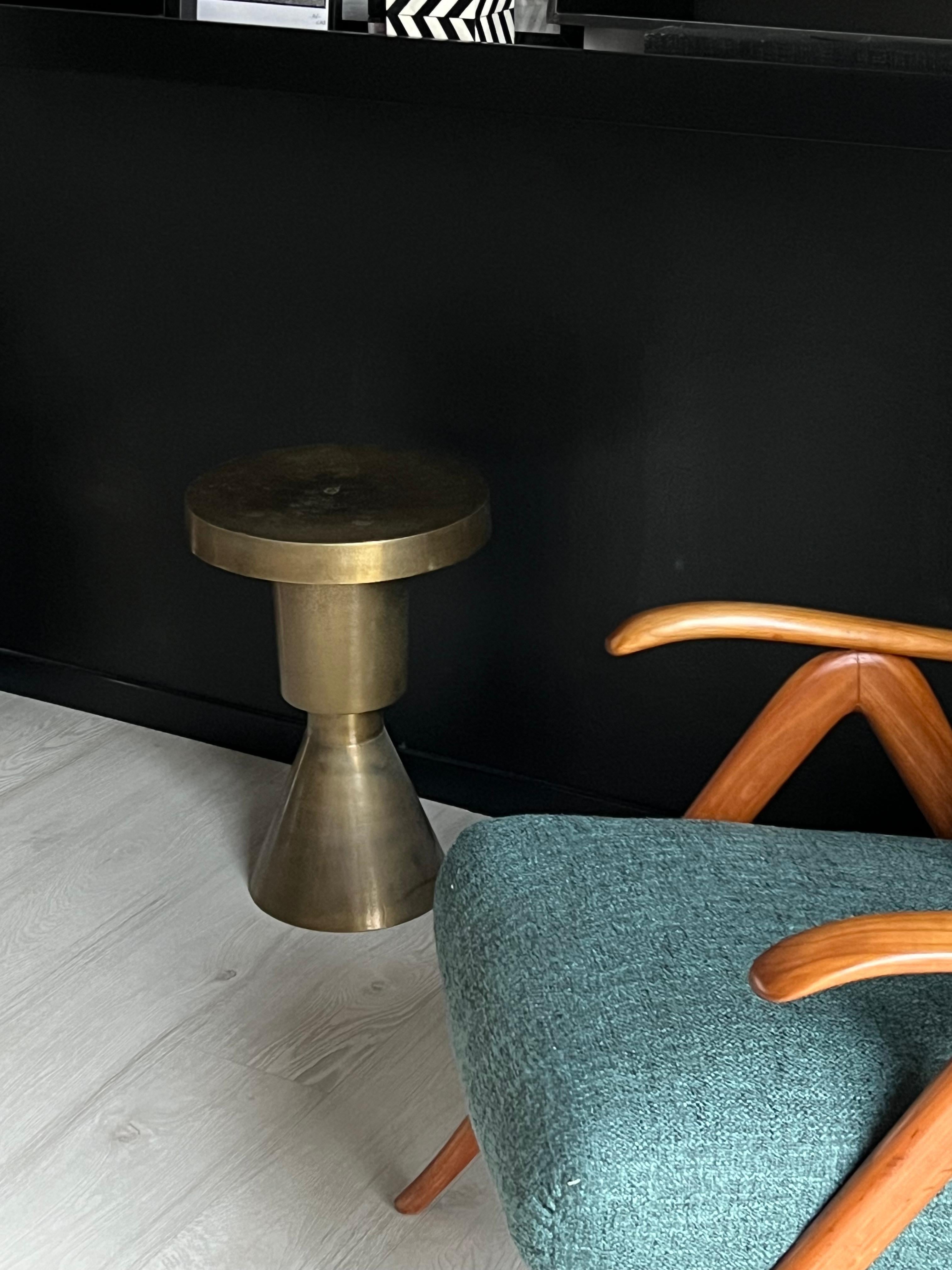 table d'appoint sculpturale en métal, table d'appoint contemporaine en laiton pour les intérieurs modernes en vente 4