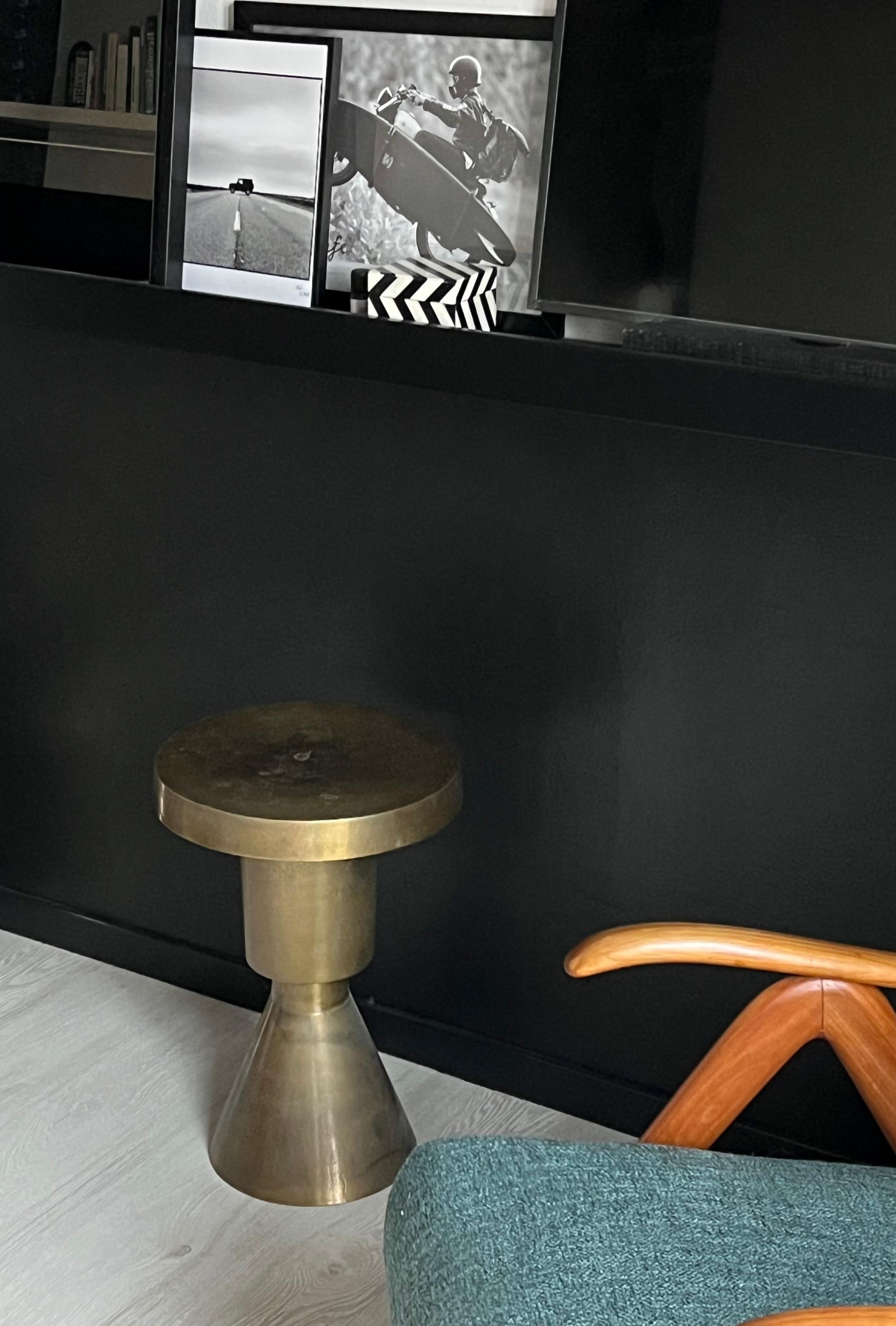 table d'appoint sculpturale en métal, table d'appoint contemporaine en laiton pour les intérieurs modernes en vente 5