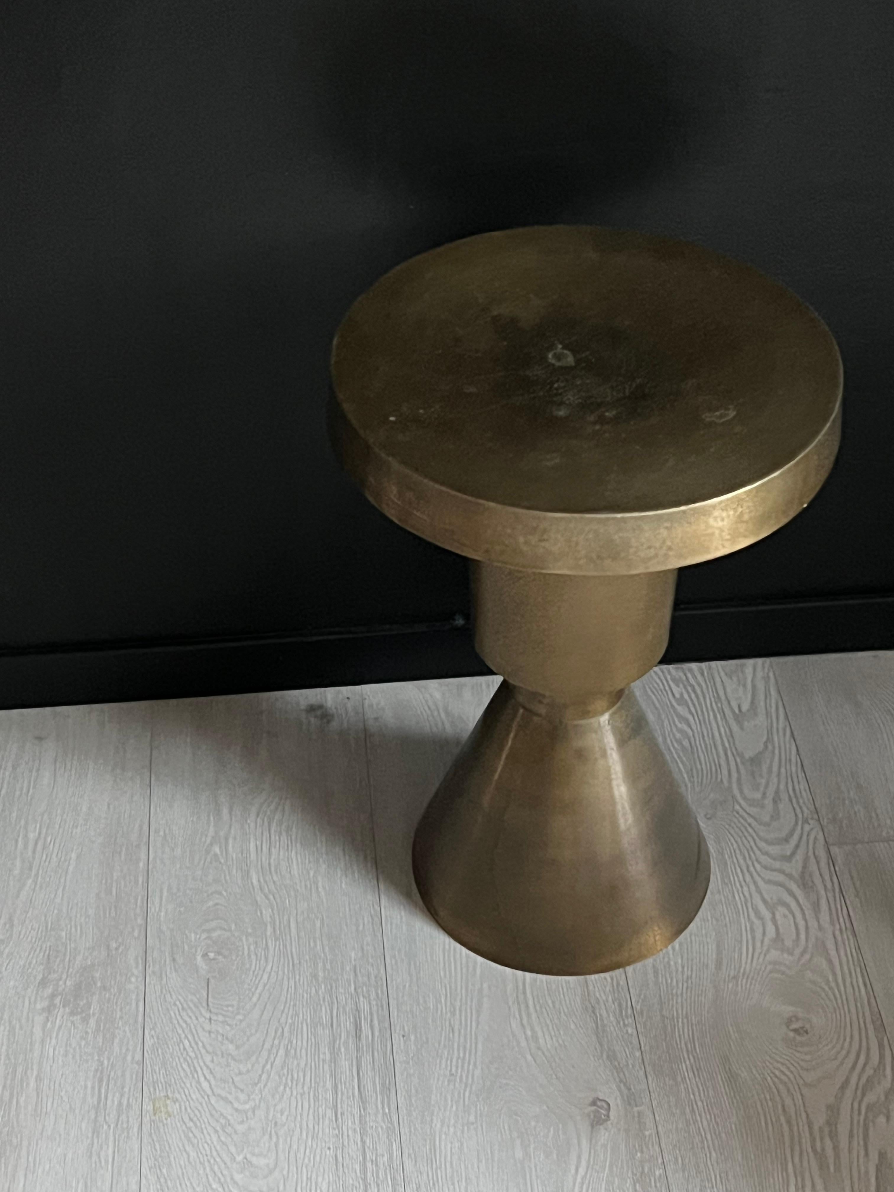 table d'appoint sculpturale en métal, table d'appoint contemporaine en laiton pour les intérieurs modernes en vente 6