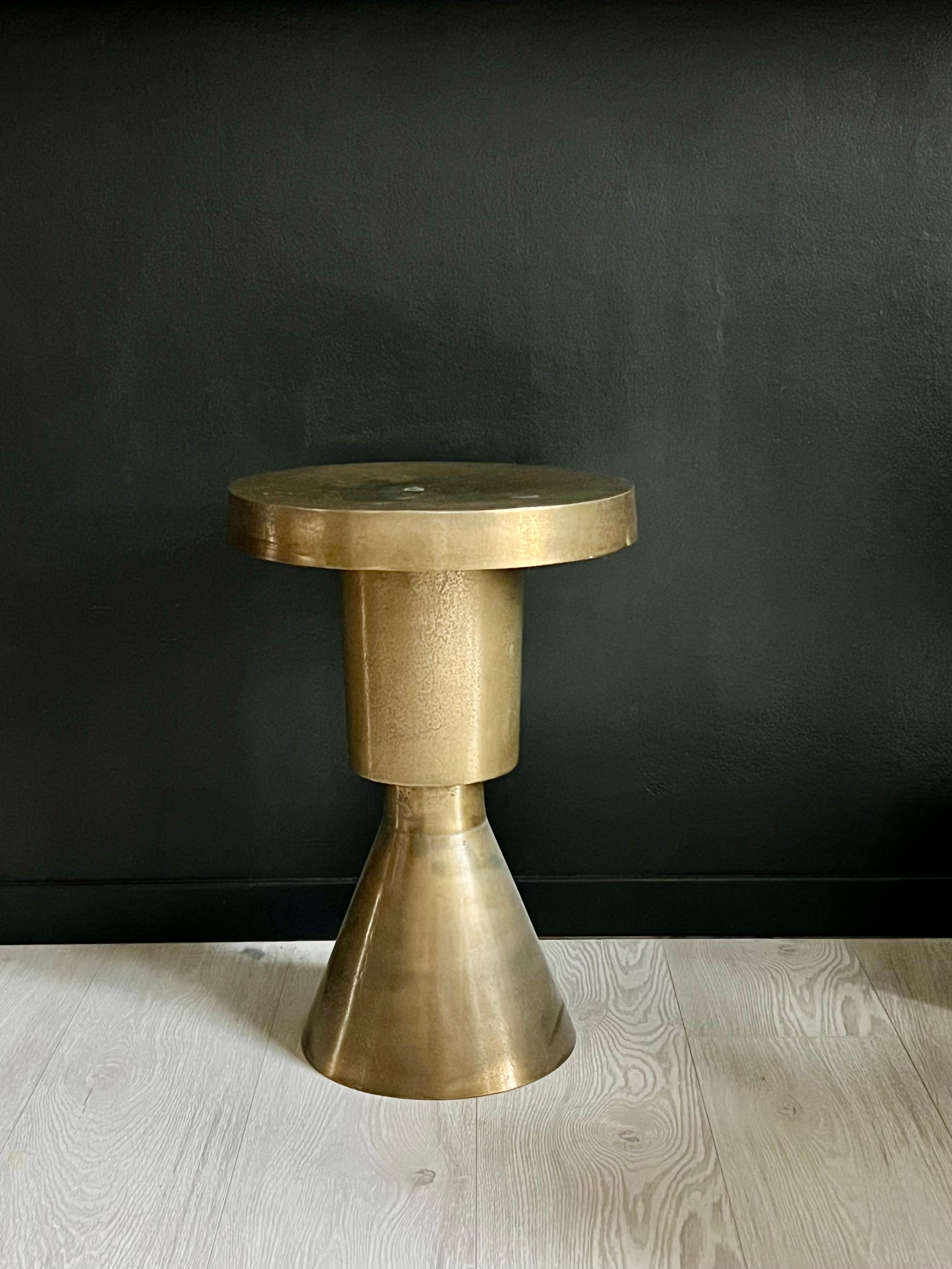 Anodisé table d'appoint sculpturale en métal, table d'appoint contemporaine en laiton pour les intérieurs modernes en vente