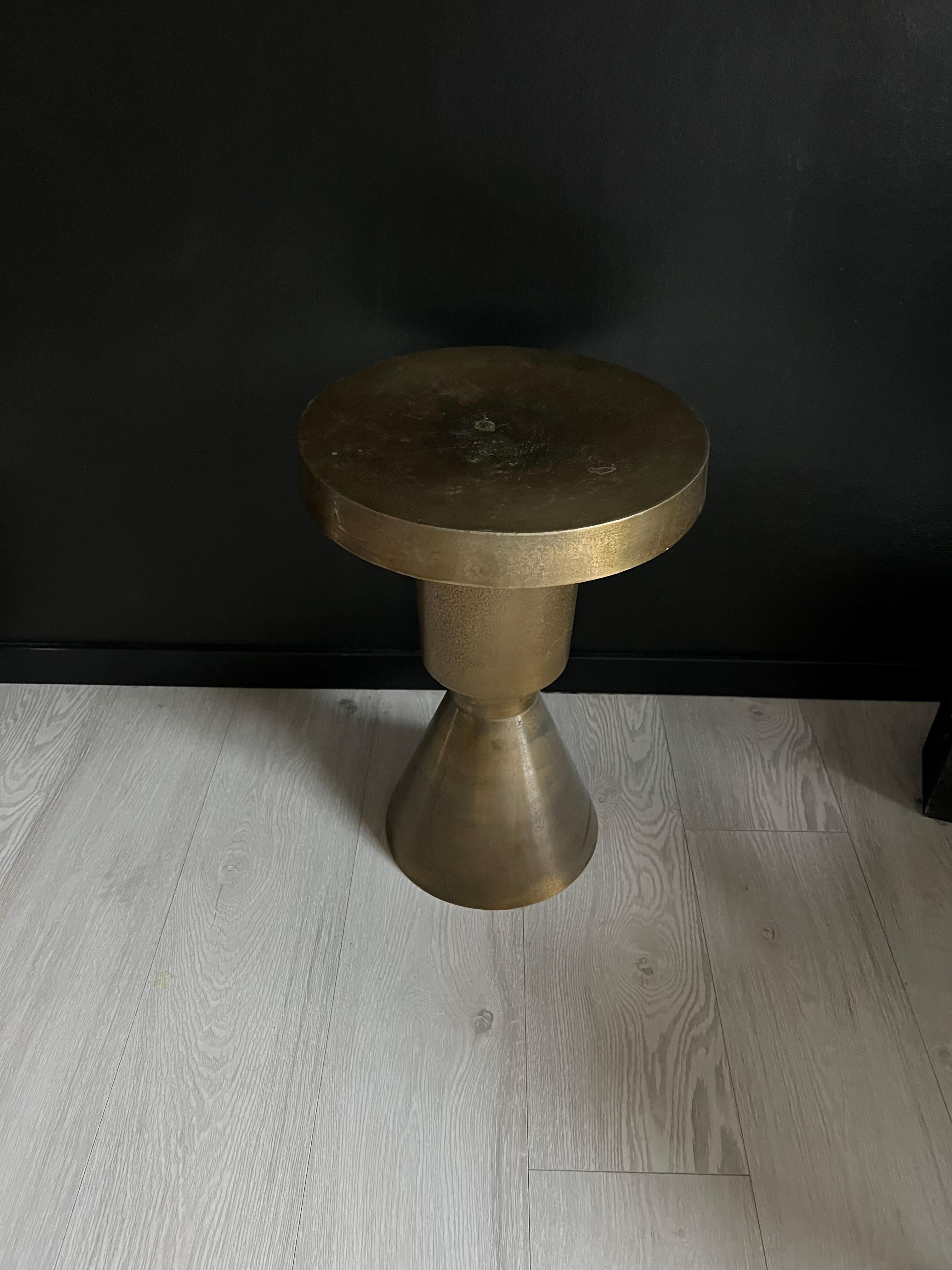 table d'appoint sculpturale en métal, table d'appoint contemporaine en laiton pour les intérieurs modernes Bon état - En vente à Milano, IT