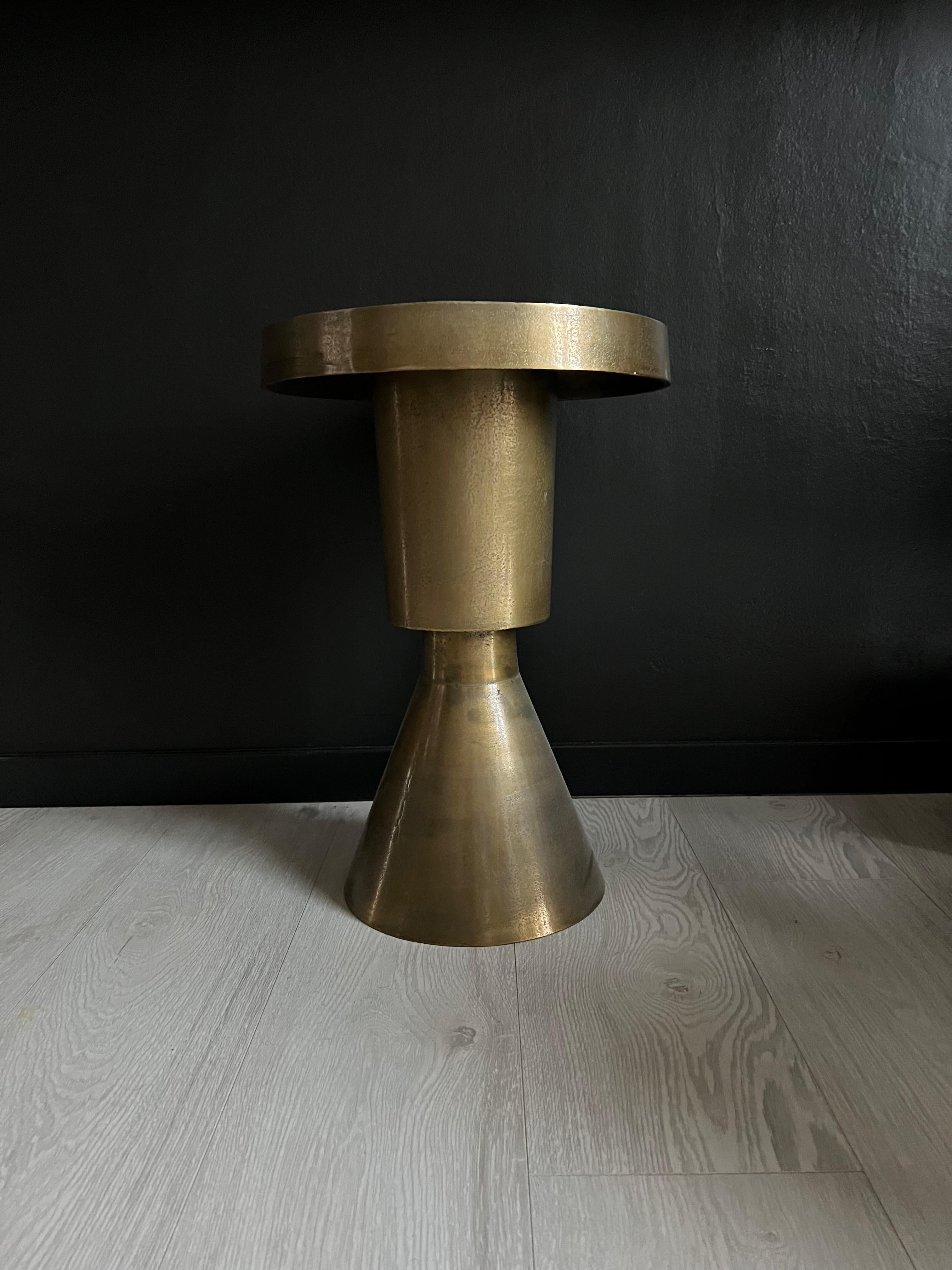 XXIe siècle et contemporain table d'appoint sculpturale en métal, table d'appoint contemporaine en laiton pour les intérieurs modernes en vente