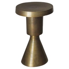 skulpturaler beistelltisch aus metall, contemporary brassy side für moderne innenräume