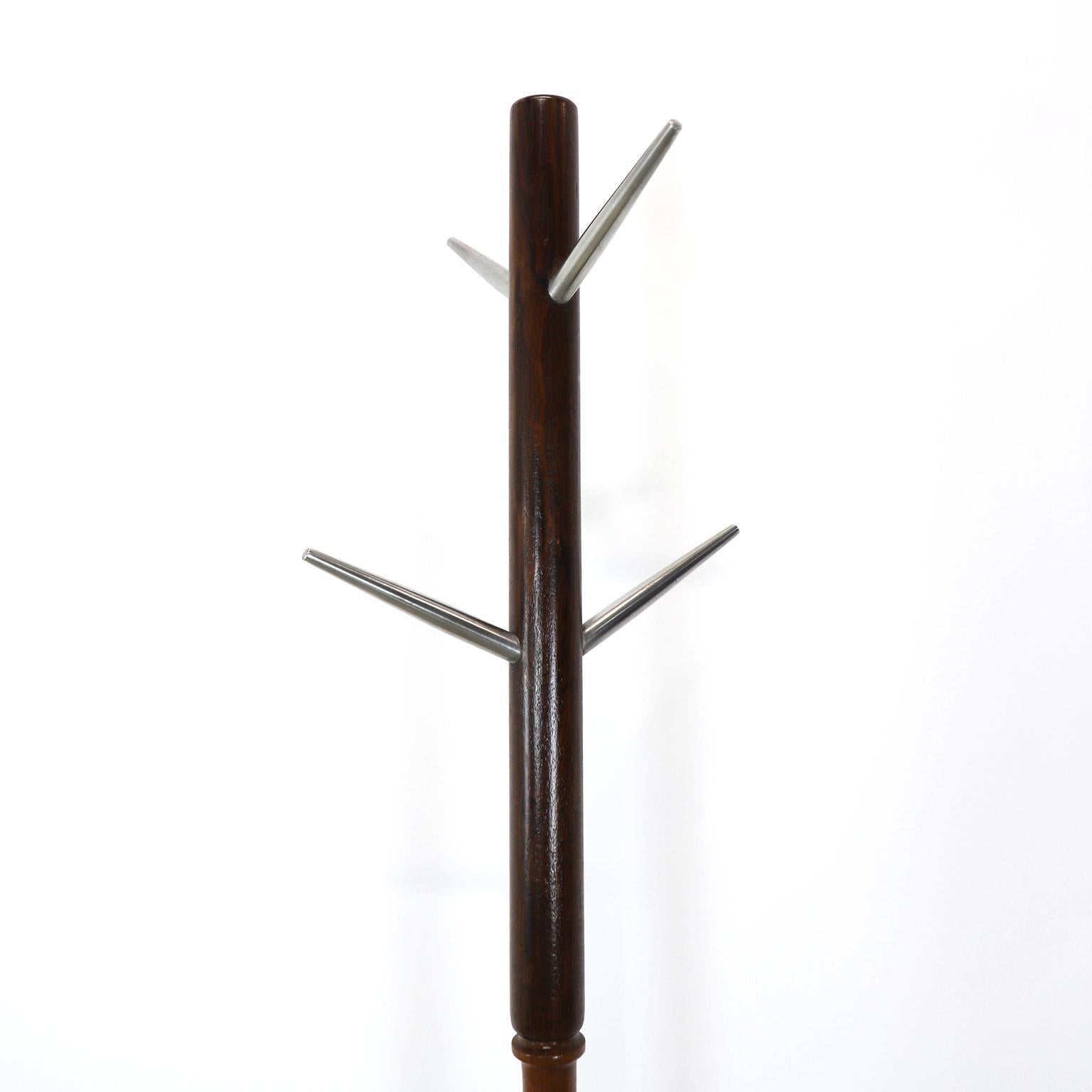 Progettato da IRGSA (Industrias Ruíz Galindo México), circa 1960. Ti proponiamo questo meraviglioso appendiabiti in stile Mid-Century Modern. L'appendiabiti è abbastanza scultoreo da poter essere collocato in quasi tutti gli ambienti e mantenere la