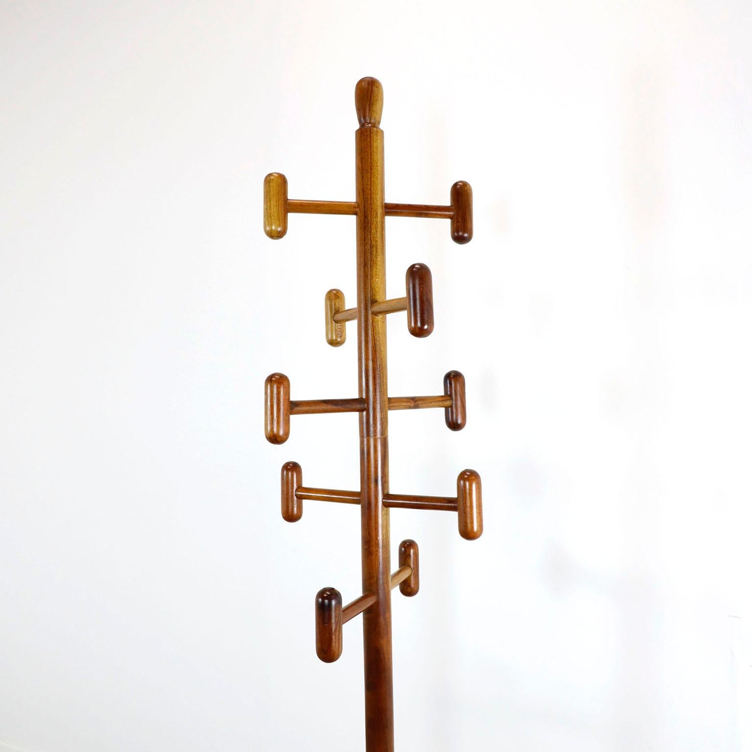 Alrededor de 1960. Te ofrecemos este perchero moderno de mediados de siglo. El perchero es lo suficientemente escultural como para que pueda colocarse en casi cualquier entorno y mantener su presencia. Fabricado en madera maciza de cedro de primera