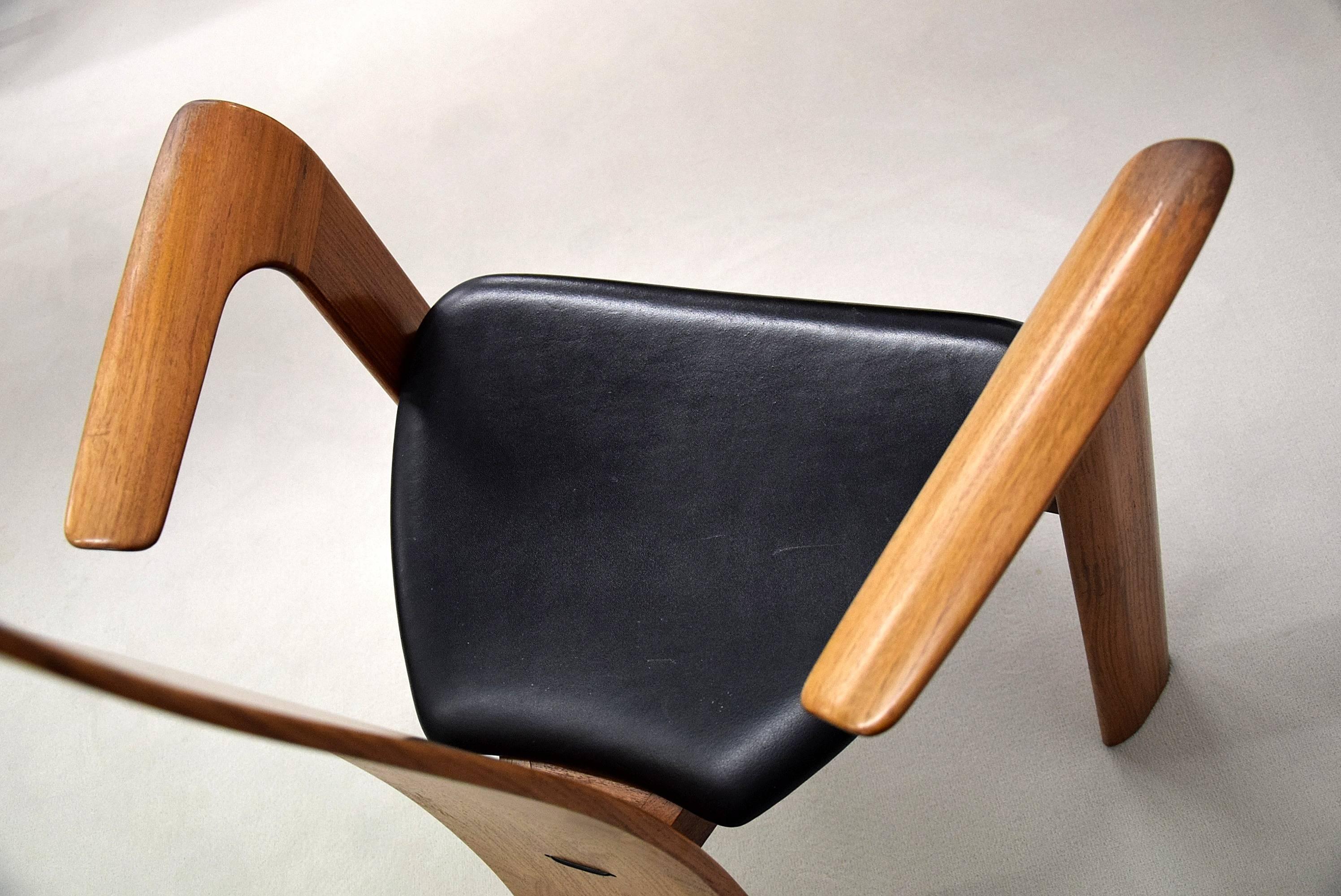 Elegant and stylish midcentury Afromosia (African teak) and leather chair designed by Bob og Dries van den Bergh for Tranekær Mobler, Denmark.

This spectacular design is a jewel in any environment. The chair is in excellent condition.

Measurements