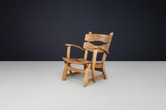 Fauteuil sculptural du milieu du siècle en Oak massif, France, années 1950 - 1 Disponible