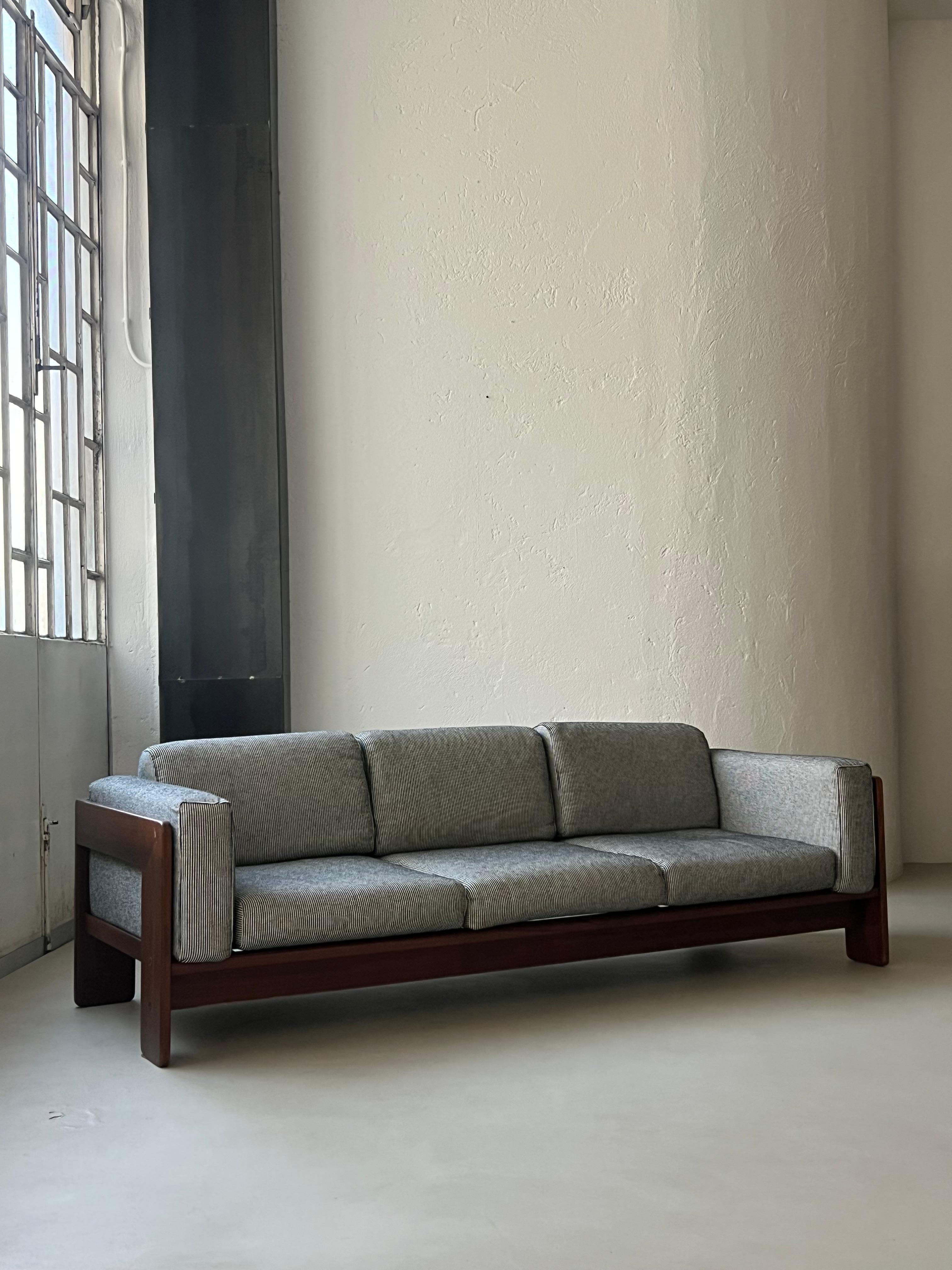 Divano scultoreo di metà secolo Bastiano di Afra & Tobia Scarpa, Made in Italy in vendita 3