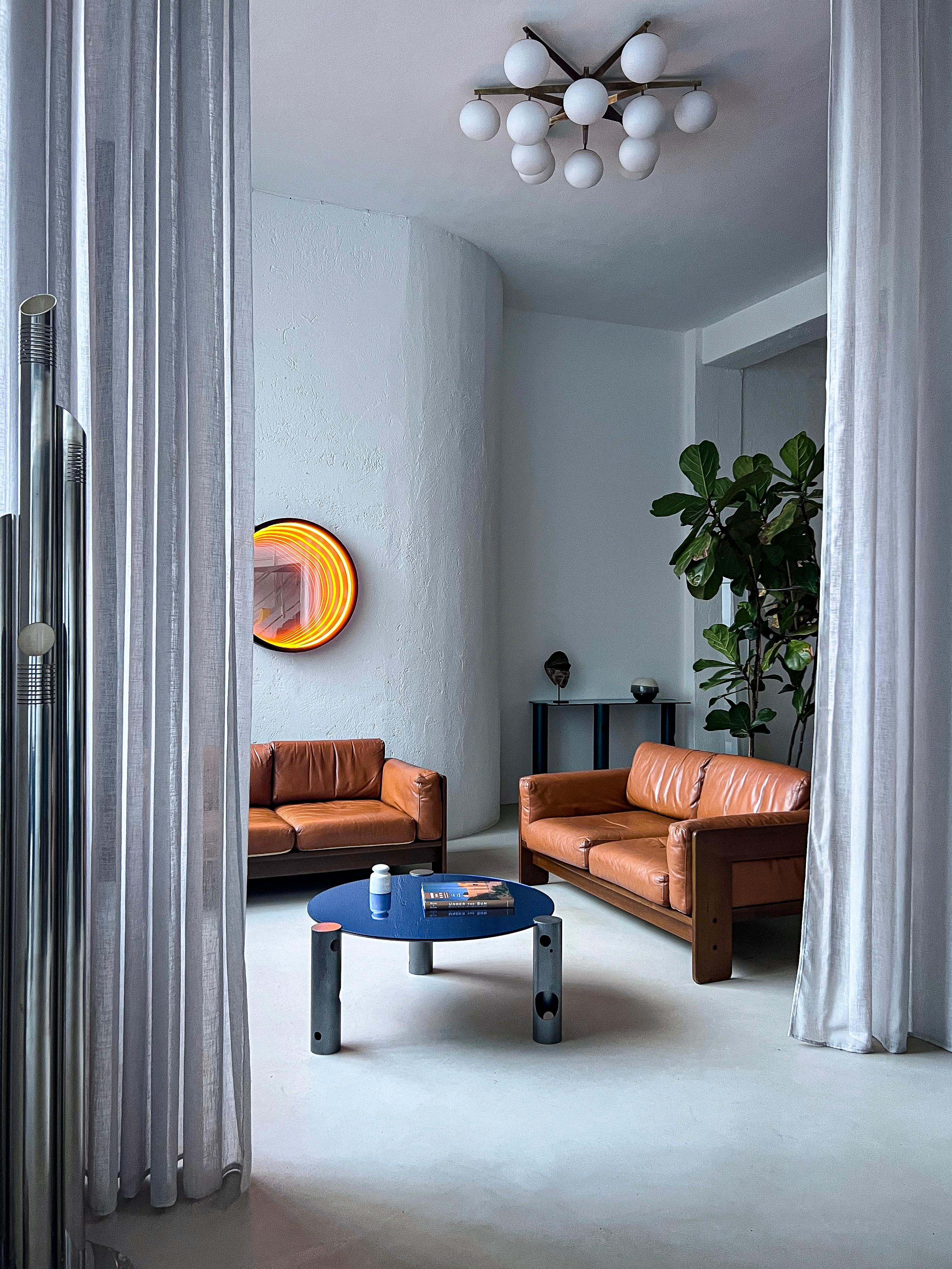 Conçu par Afra et Tobia Scarpa en 1962, Bastiano est un canapé sculptural qui exprime véritablement la philosophie du couple en matière de design. Leurs éléments de signature - cadre géométrique en bois, cuir souple, lignes essentielles mais