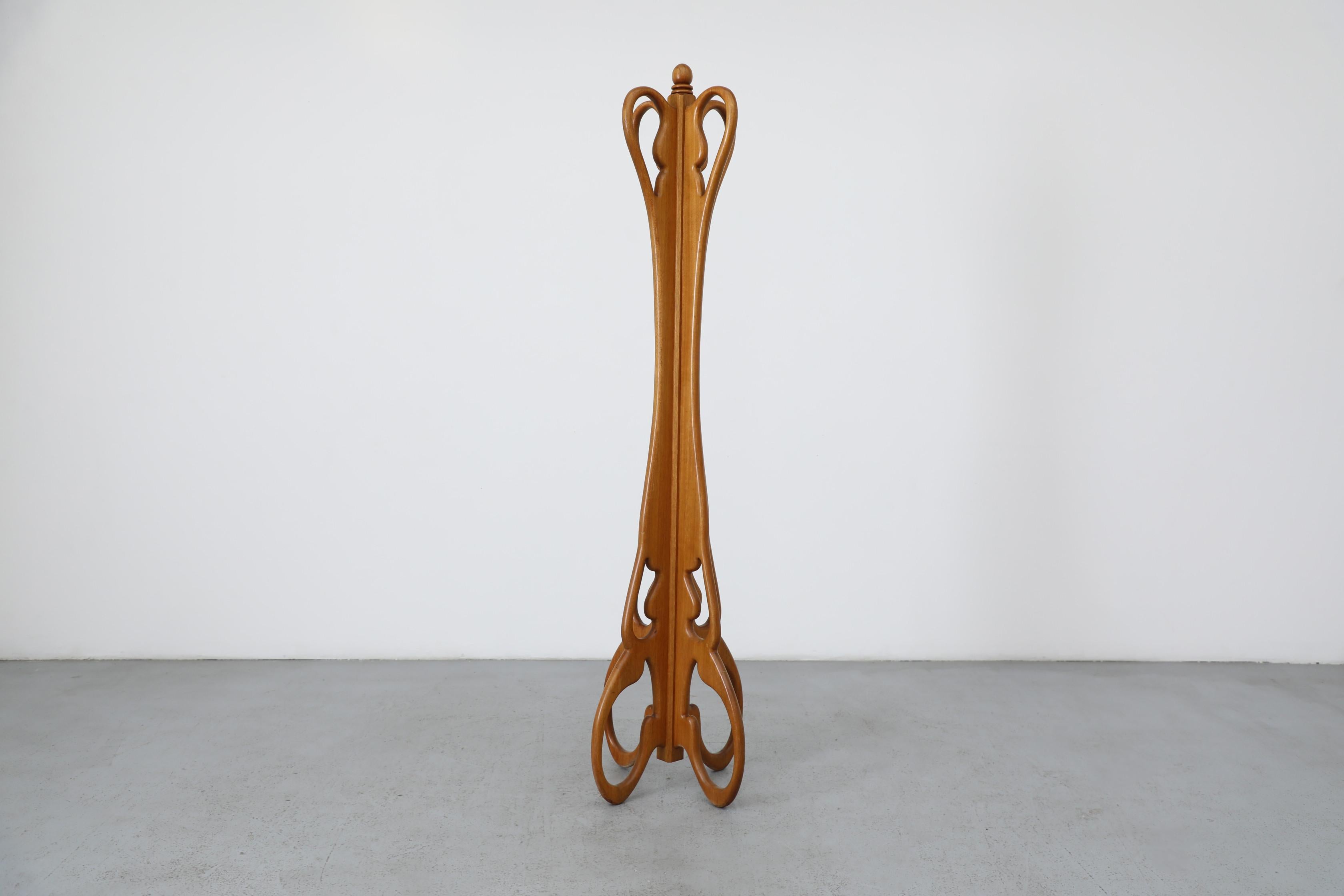 Un porte-manteau très sculptural et élégant en bois de Beeche sculpté du milieu du siècle, avec un espace négatif et un design incurvé. Organique, presque Art nouveau dans sa conception. La symétrie et le savoir-faire sont similaires à ceux du