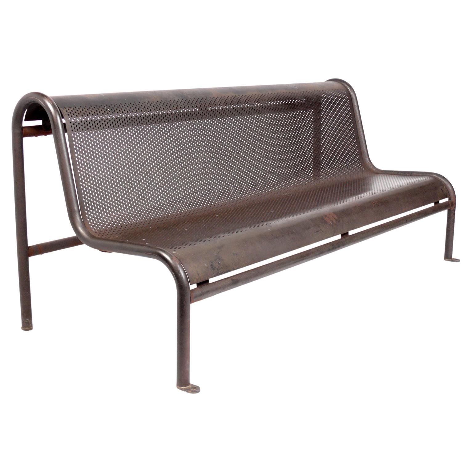 Banc sculptural du milieu du siècle Banc de parc en acier perforé circa 1960s Modern 72 "L en vente