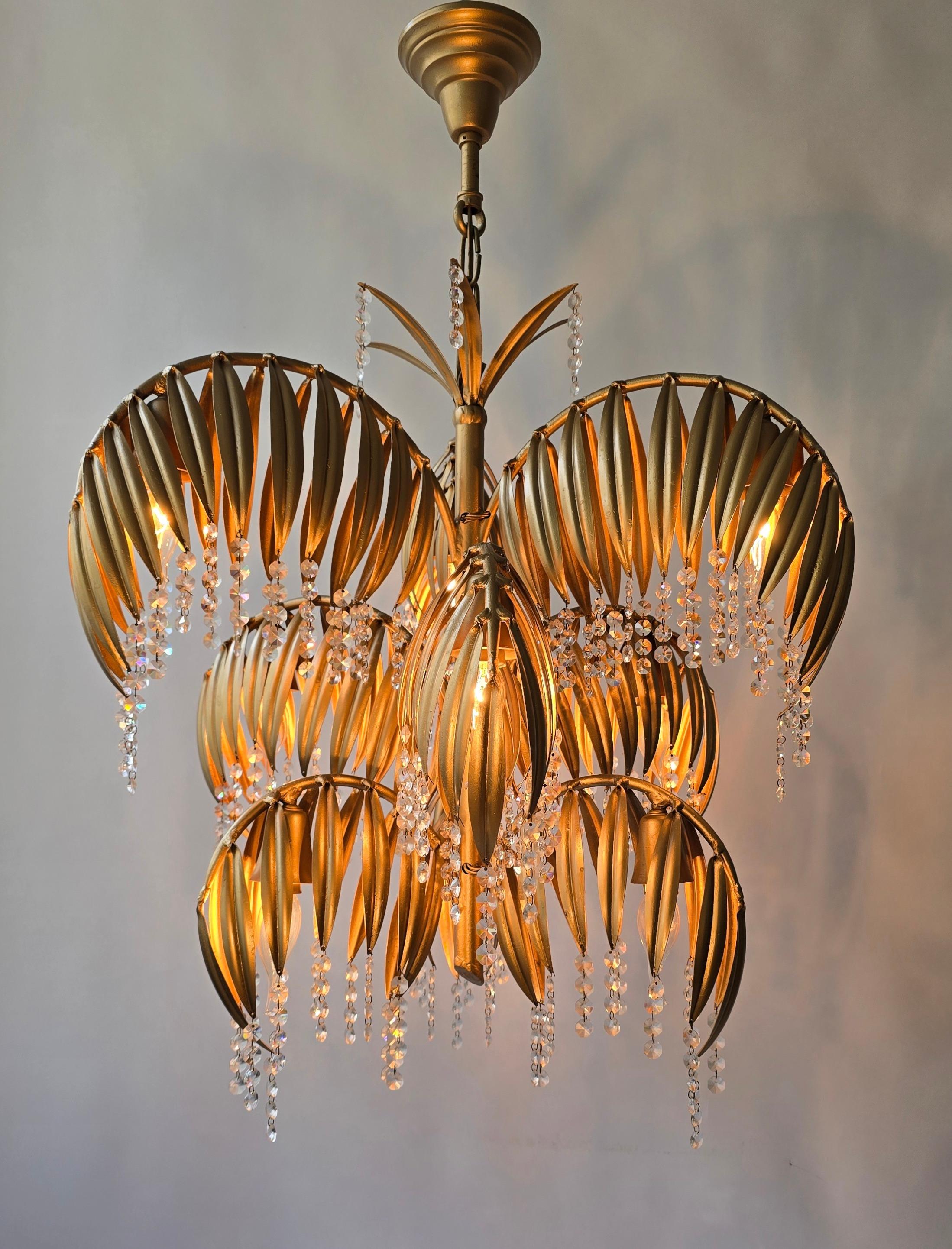 Lampadario scultoreo in ottone e cristallo a forma di foglia di palma della metà del secolo scorso in vendita 3