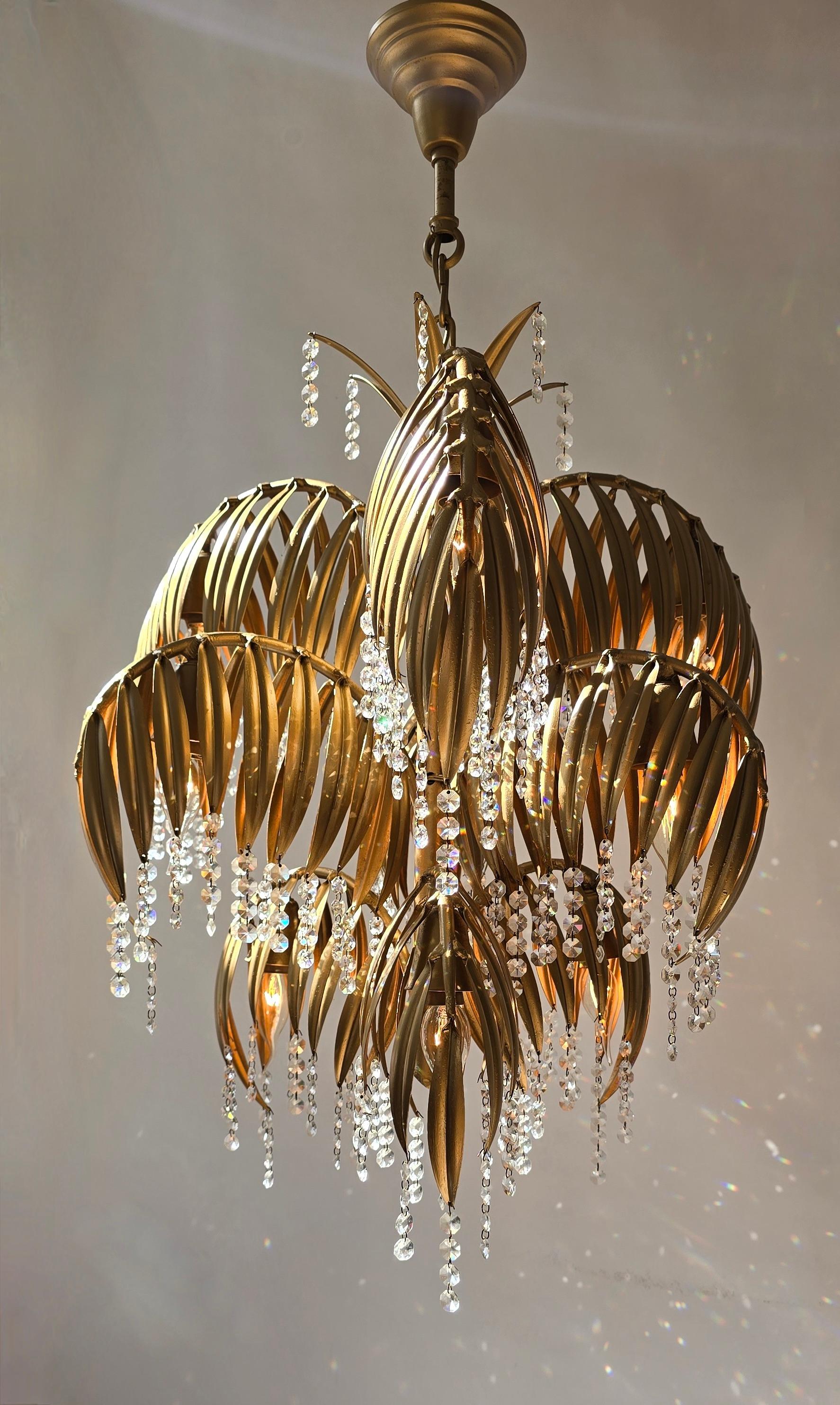 Lampadario scultoreo in ottone e cristallo a forma di foglia di palma della metà del secolo scorso in vendita 4