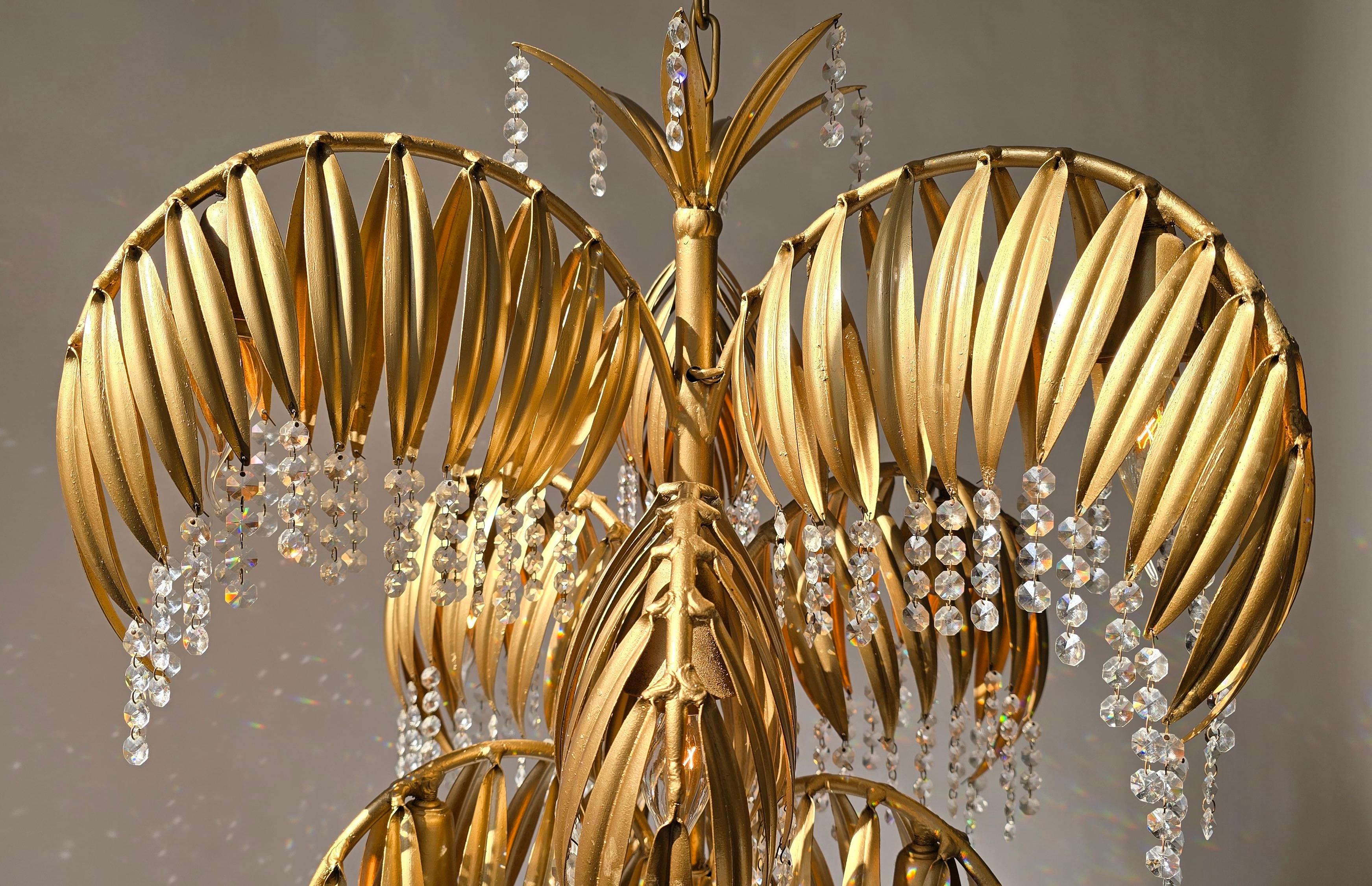 Lampadario scultoreo in ottone e cristallo a forma di foglia di palma della metà del secolo scorso in vendita 5