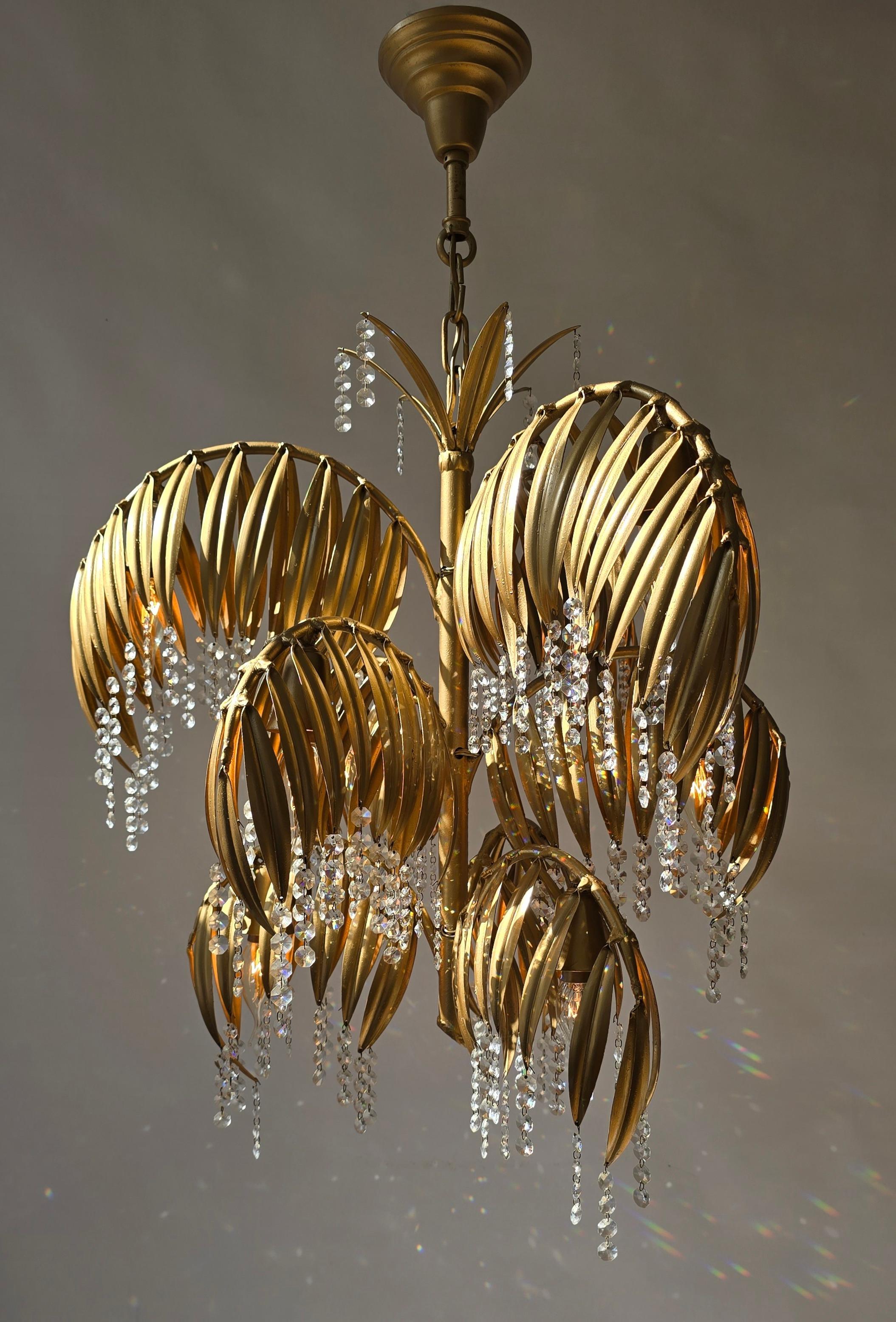 Hollywood Regency Lampadario scultoreo in ottone e cristallo a forma di foglia di palma della metà del secolo scorso in vendita
