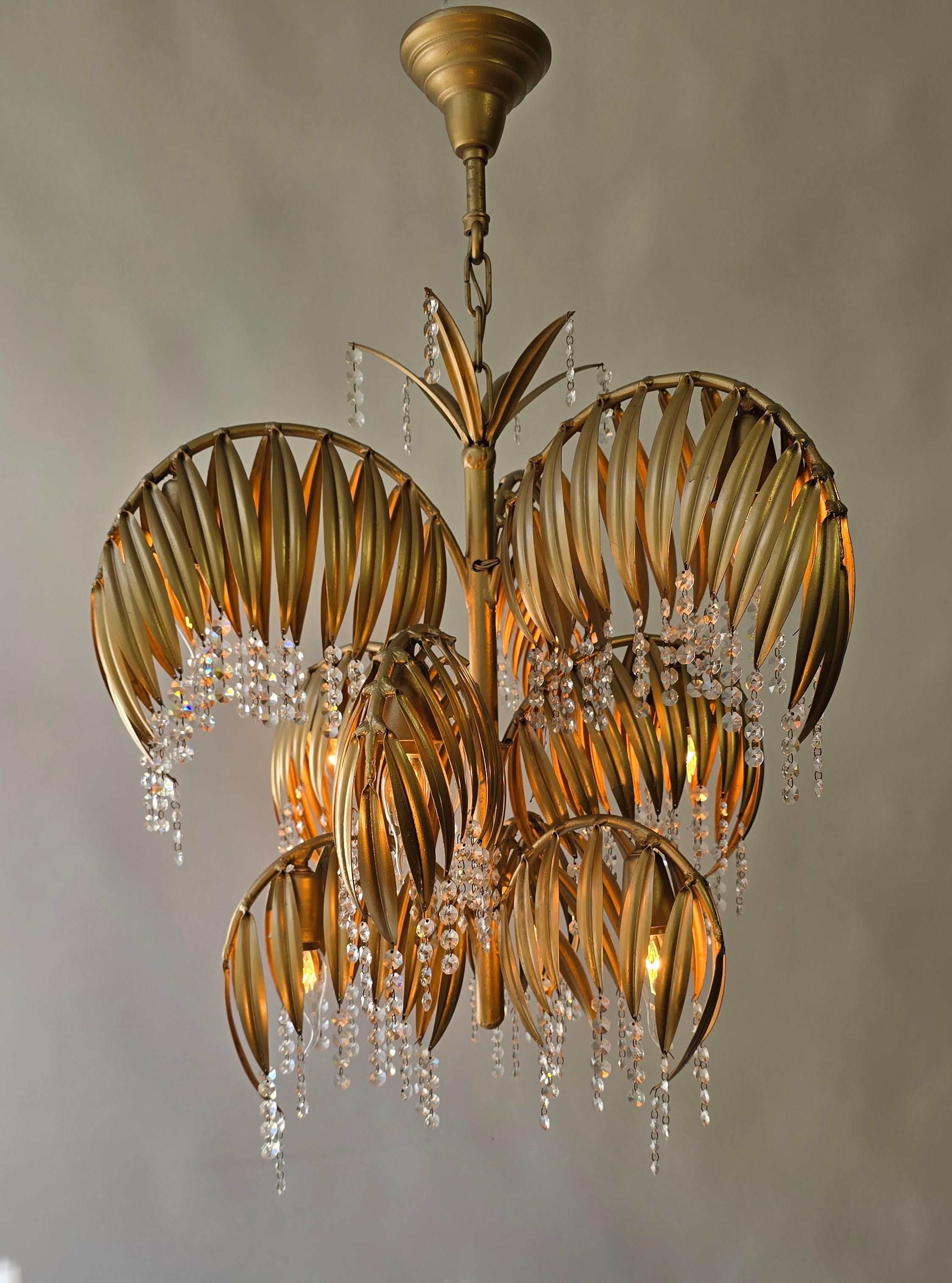 Tedesco Lampadario scultoreo in ottone e cristallo a forma di foglia di palma della metà del secolo scorso in vendita