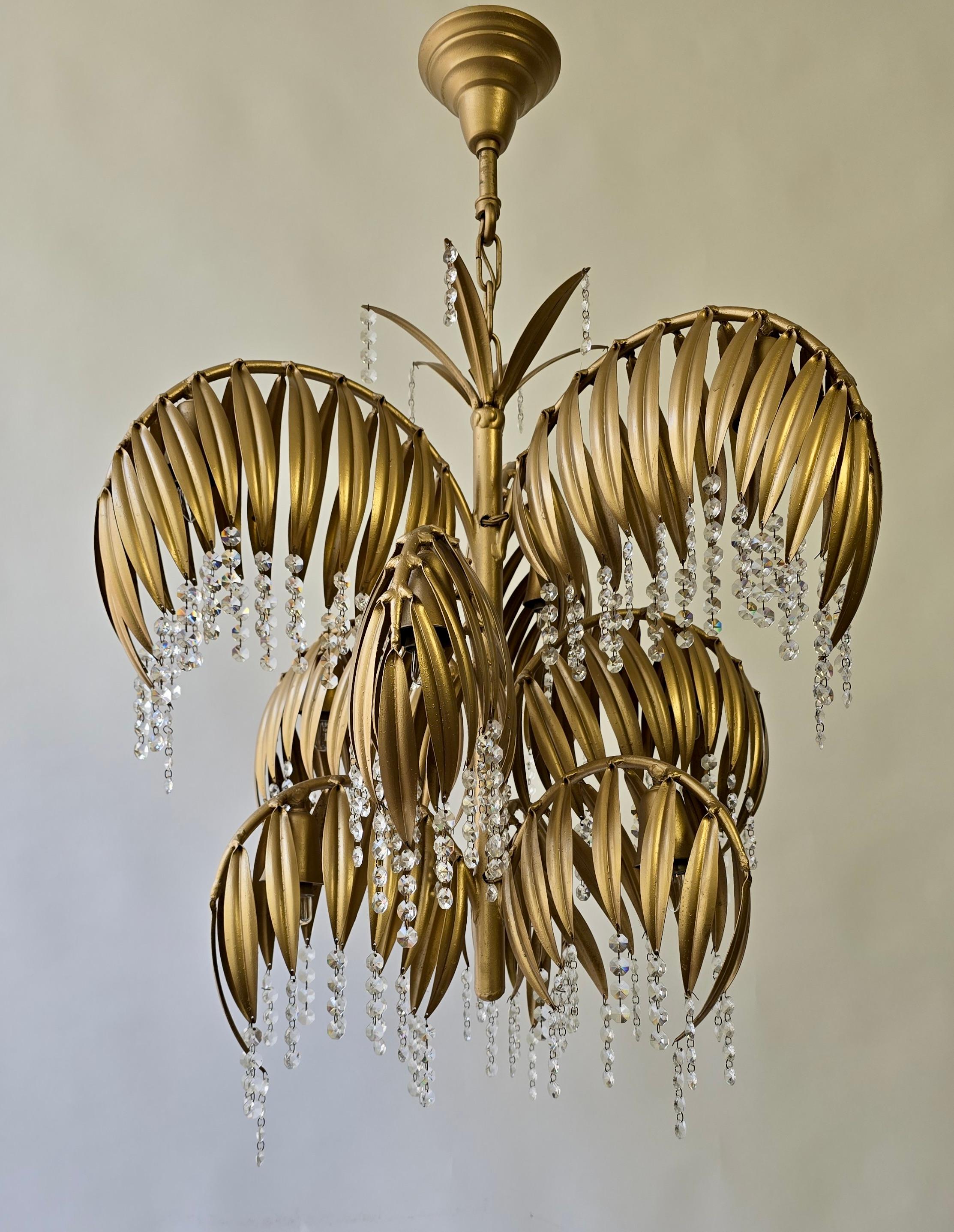 Lampadario scultoreo in ottone e cristallo a forma di foglia di palma della metà del secolo scorso In condizioni buone in vendita a Antwerp, BE