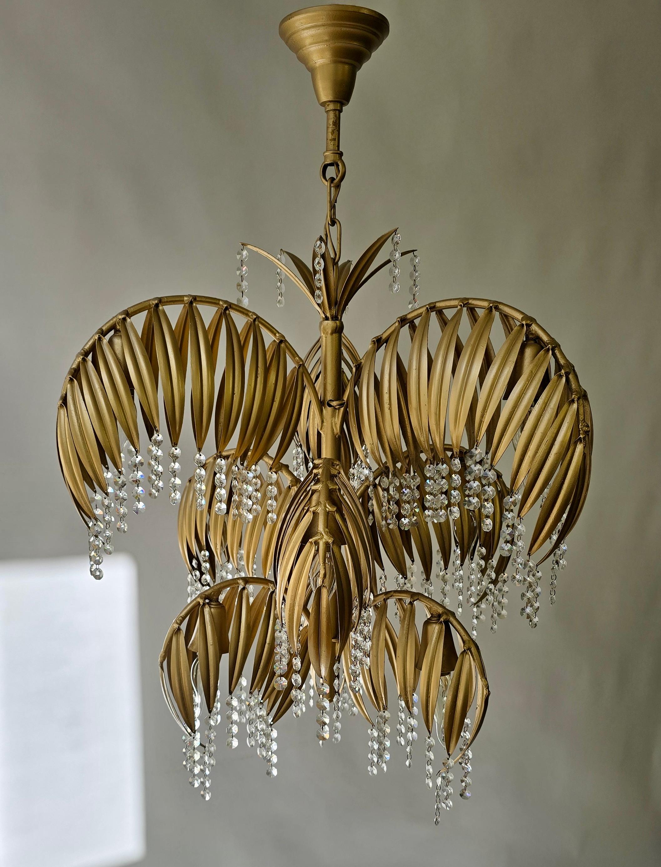 XX secolo Lampadario scultoreo in ottone e cristallo a forma di foglia di palma della metà del secolo scorso in vendita