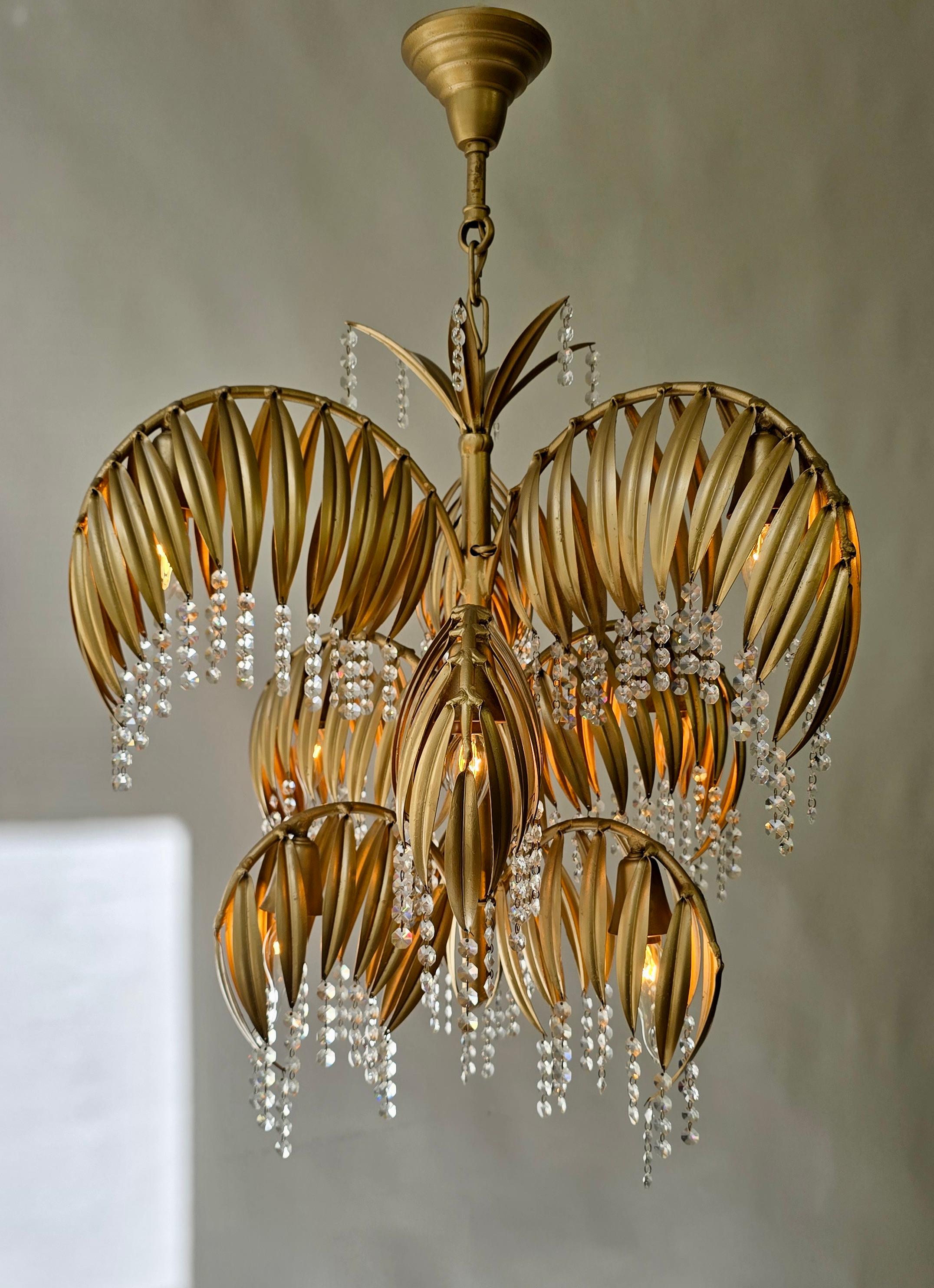 Ottone Lampadario scultoreo in ottone e cristallo a forma di foglia di palma della metà del secolo scorso in vendita