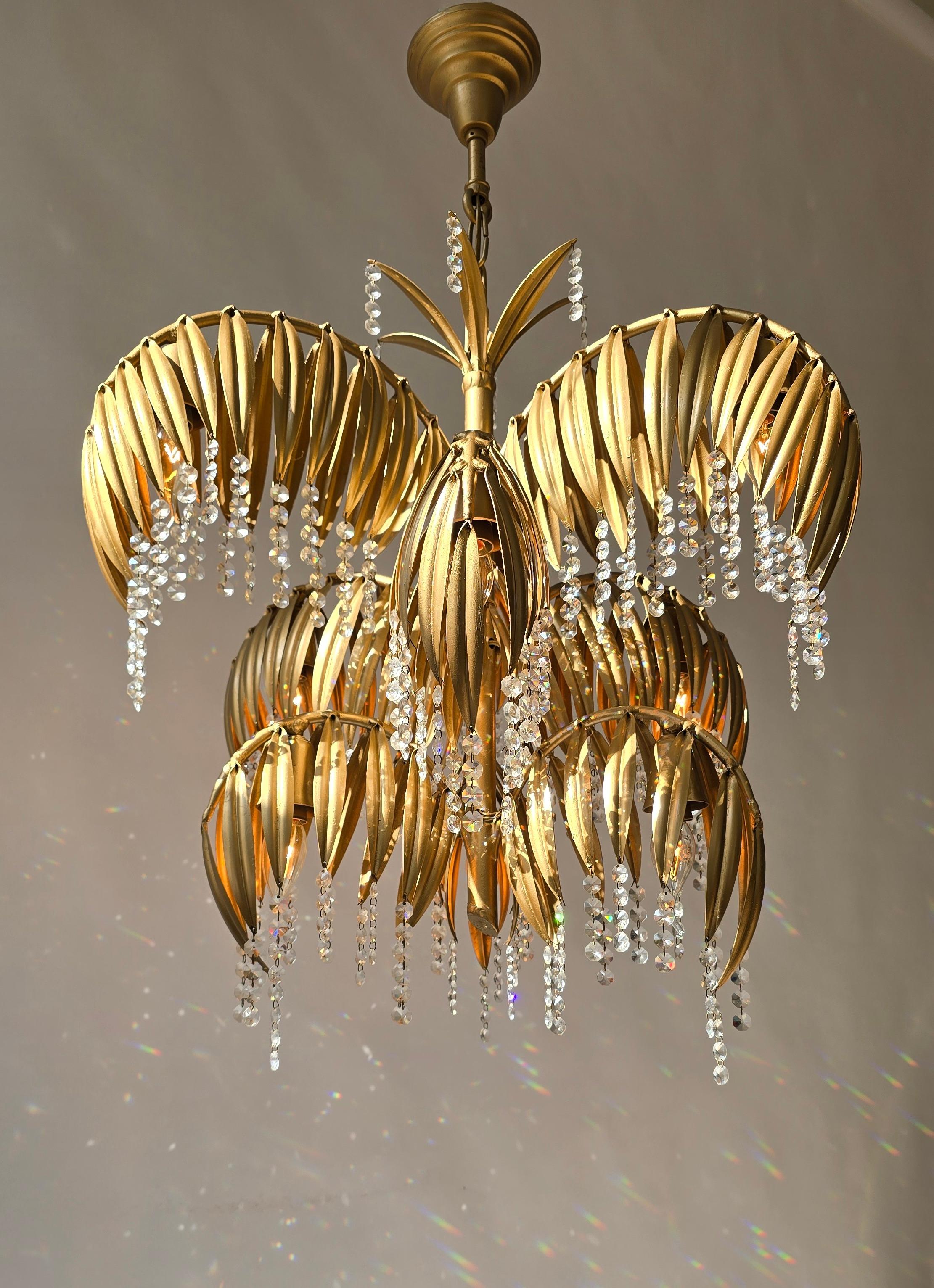 Lampadario scultoreo in ottone e cristallo a forma di foglia di palma della metà del secolo scorso in vendita 1