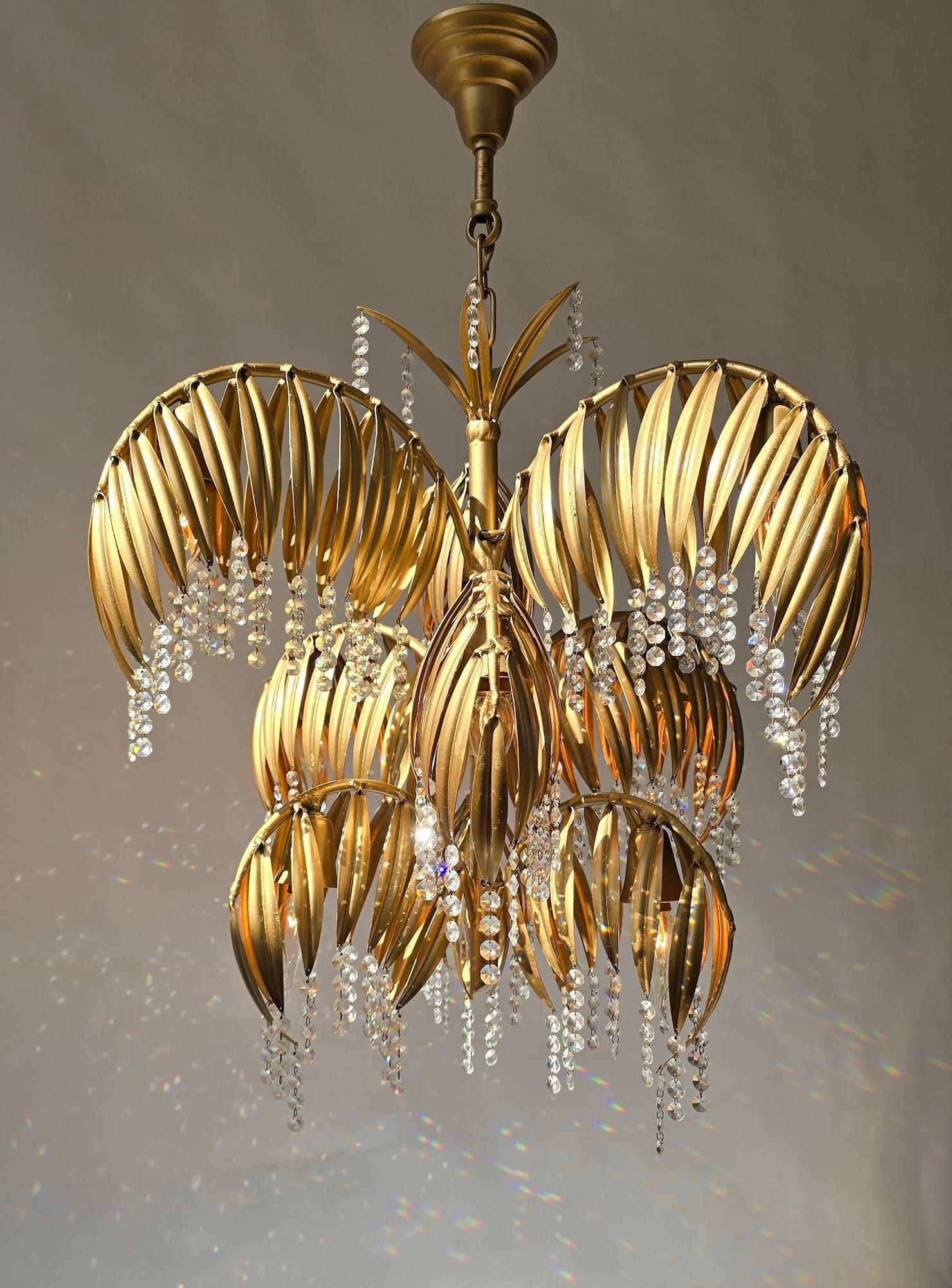 Lampadario scultoreo in ottone e cristallo a forma di foglia di palma della metà del secolo scorso in vendita 2