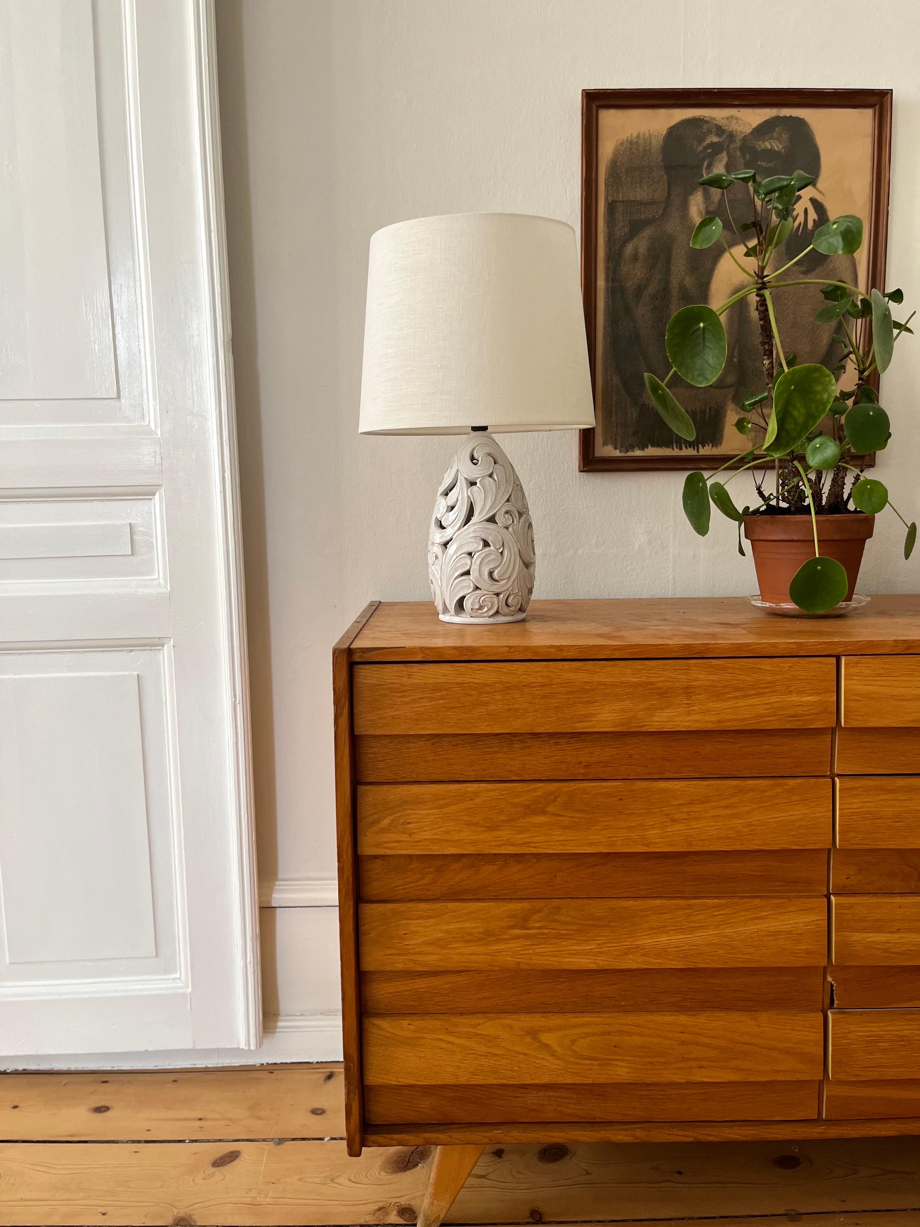 Sculptural Ceramic Table Lamp, Signed Klein Unica, Denmark, Mid-20th Century
Handmade ceramic table lamp with a pierced body formed in flowing, organic shapes. The design reflects a clear influence from Art Nouveau, interpreted through a mid-century