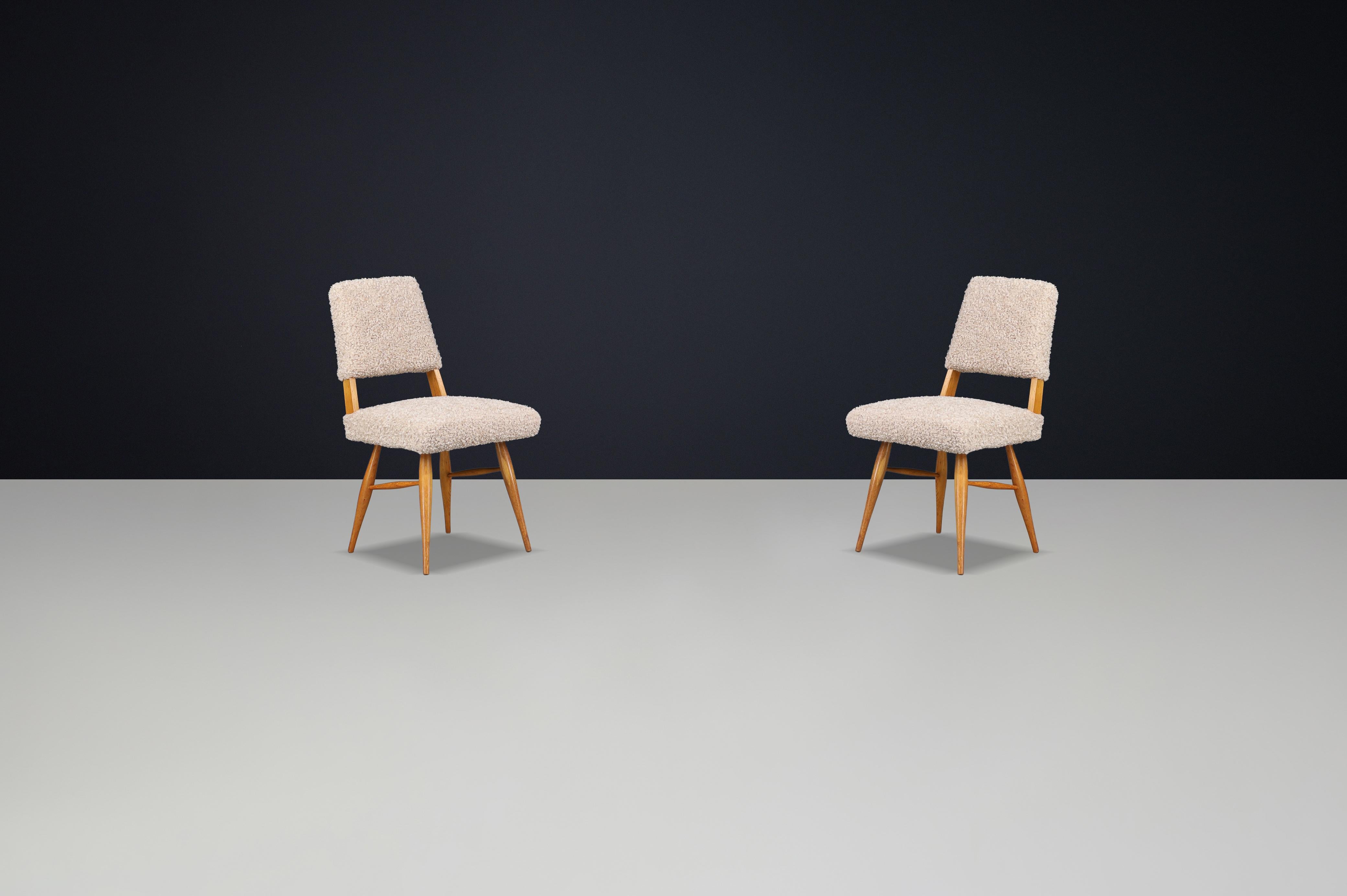Francese Sedie da pranzo scultoree di metà secolo in legno di frassino con tappezzeria in morbido tessuto beige. in vendita