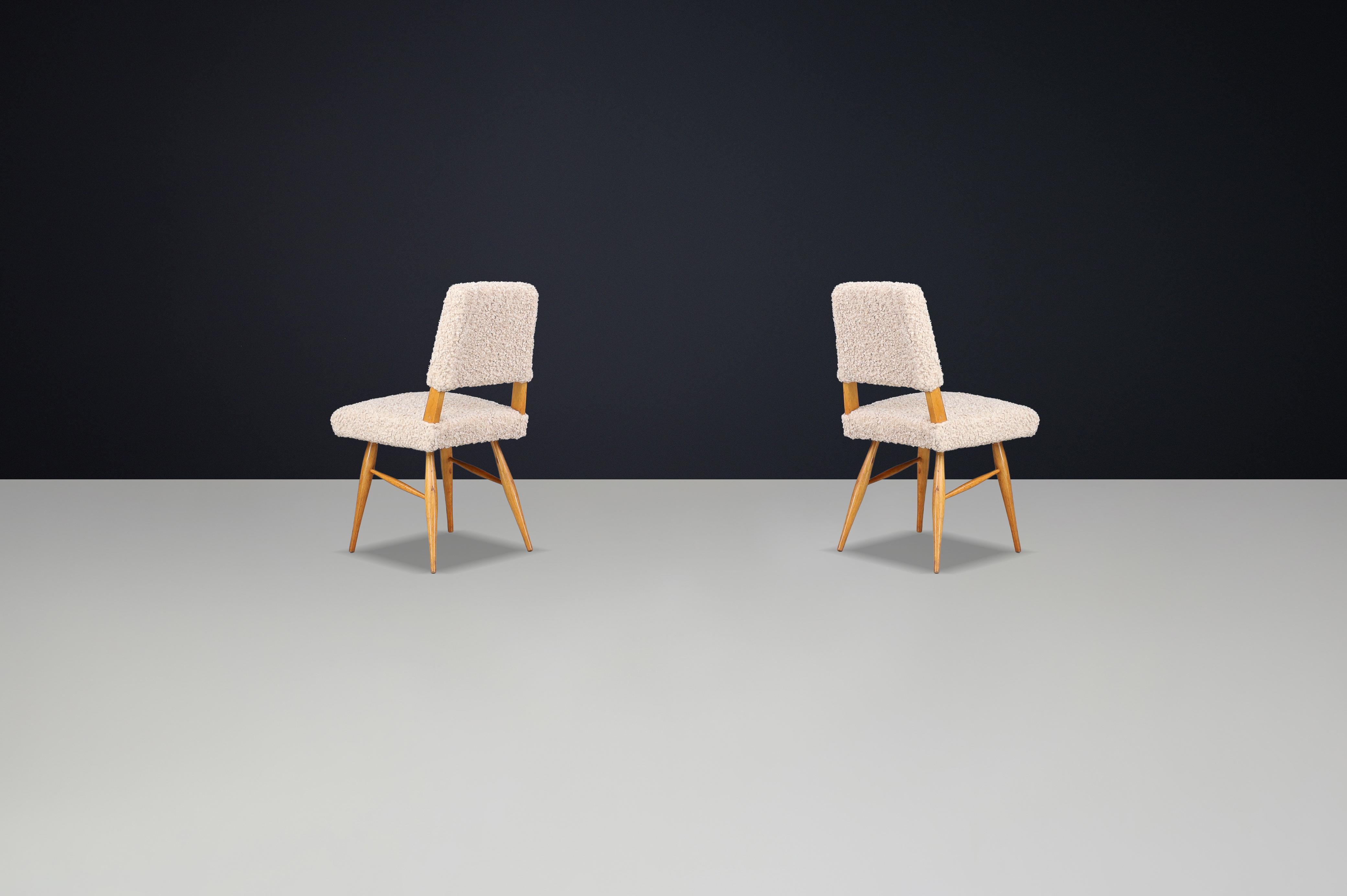 XX secolo Sedie da pranzo scultoree di metà secolo in legno di frassino con tappezzeria in morbido tessuto beige. in vendita