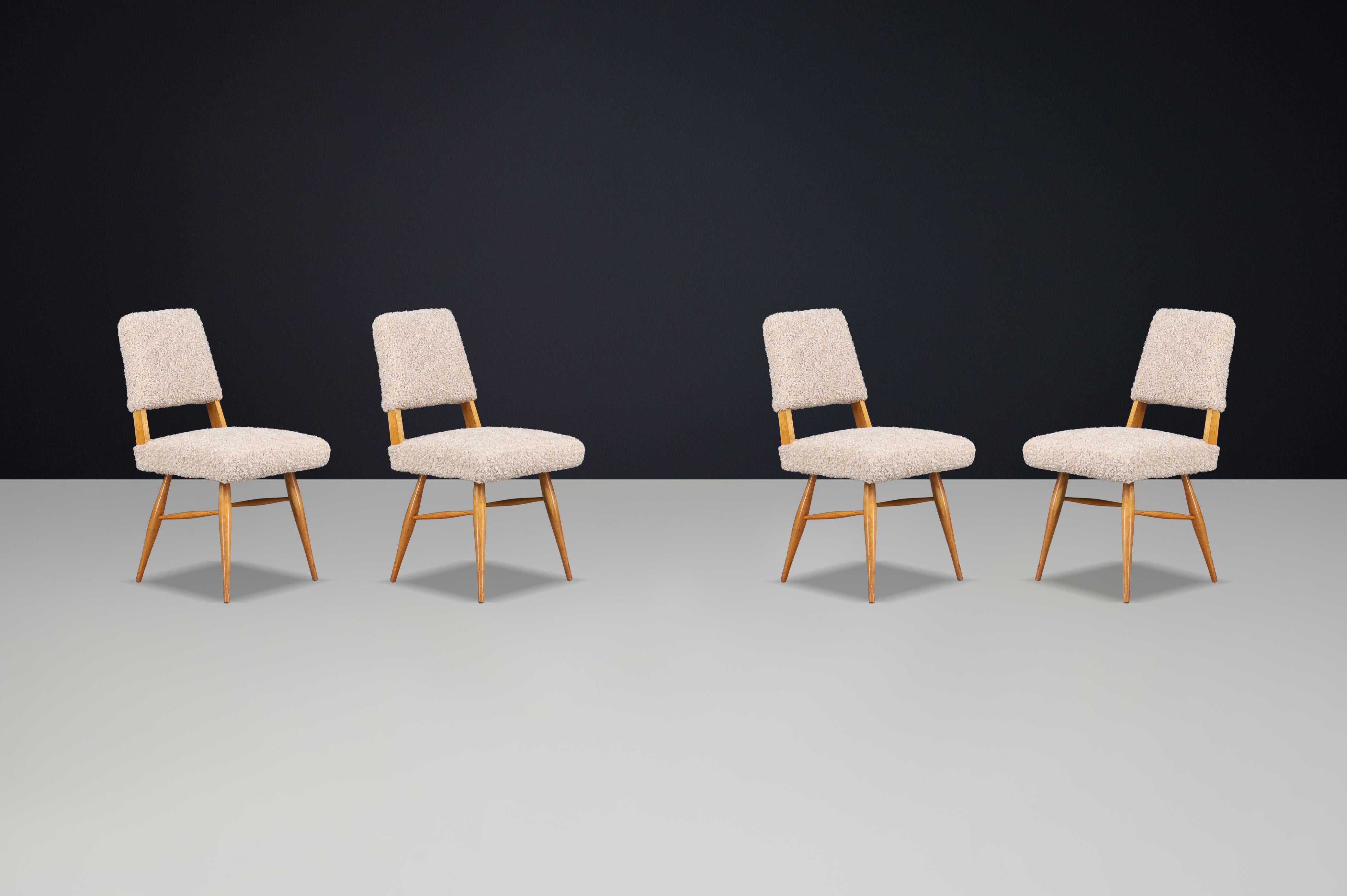 Tappezzeria Sedie da pranzo scultoree di metà secolo in legno di frassino con tappezzeria in morbido tessuto beige. in vendita