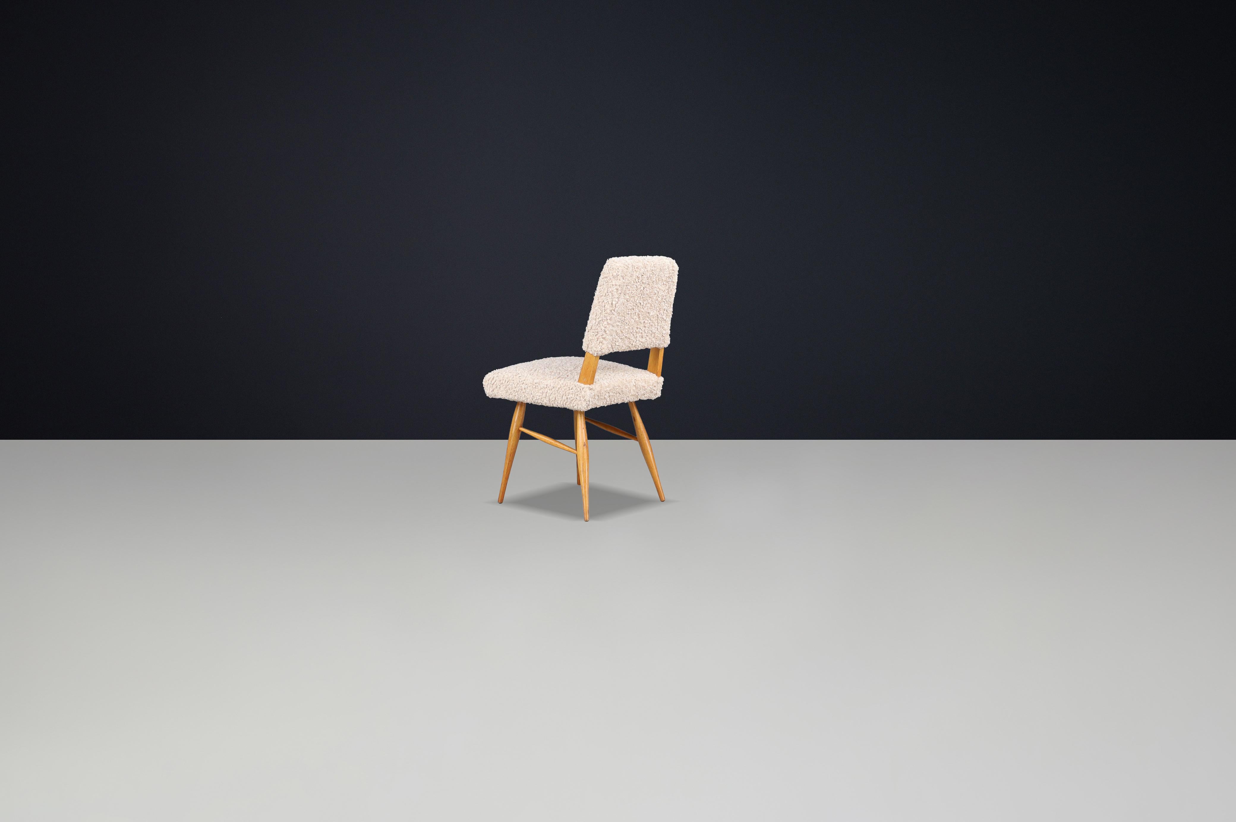 Sedie da pranzo scultoree di metà secolo in legno di frassino con tappezzeria in morbido tessuto beige. in vendita 2