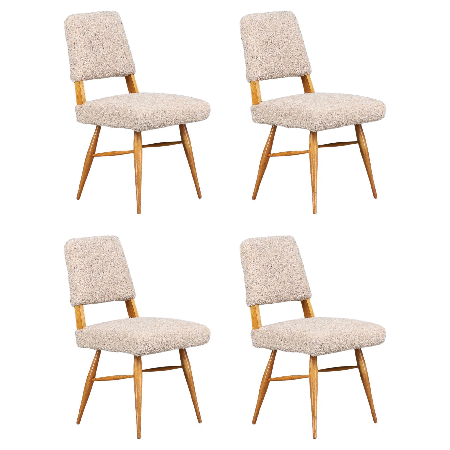 Sedie da pranzo scultoree di metà secolo in legno di frassino con tappezzeria in morbido tessuto beige. in vendita