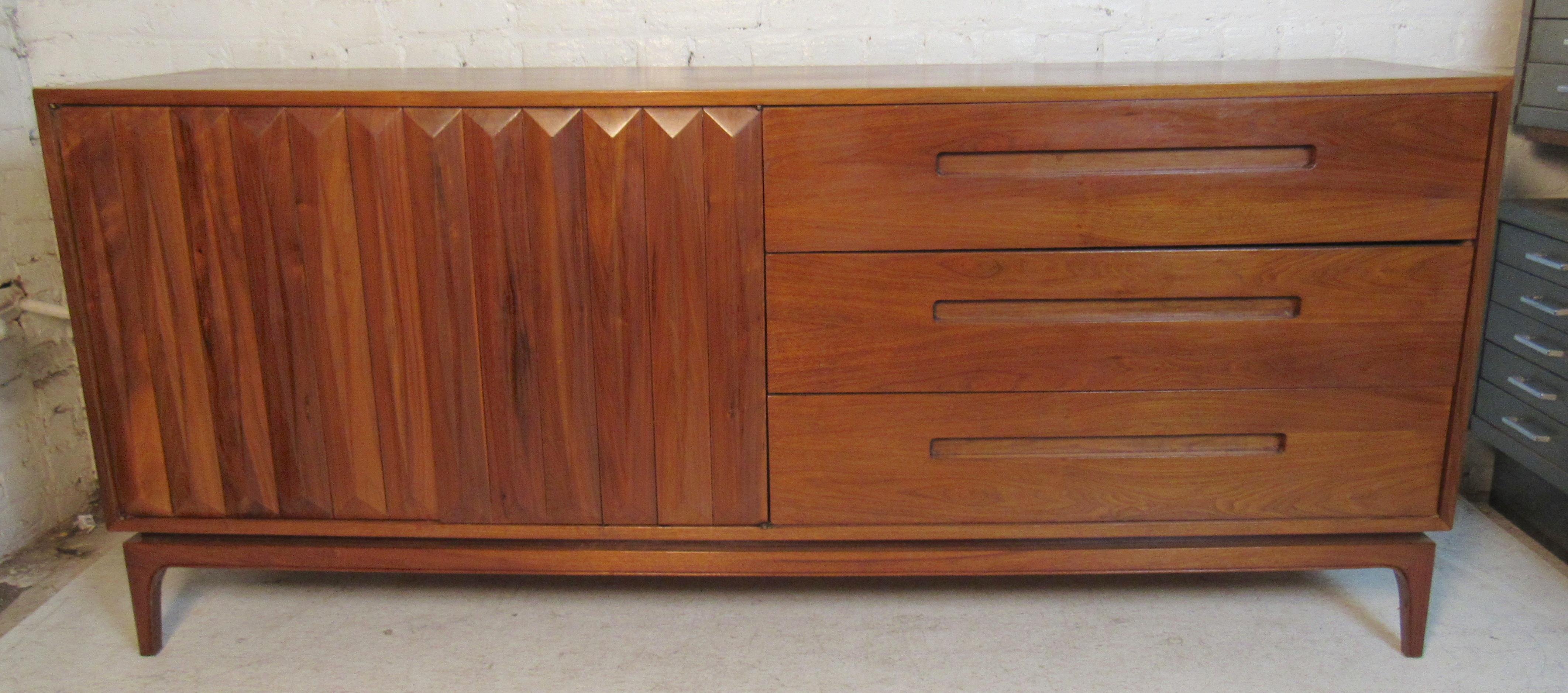 Long six drawer dresser with beautiful sculpted front doors. Warm walnut grain, inset handles and tapered legs.
(Please confirm item location - NY or NJ - with dealer).
 