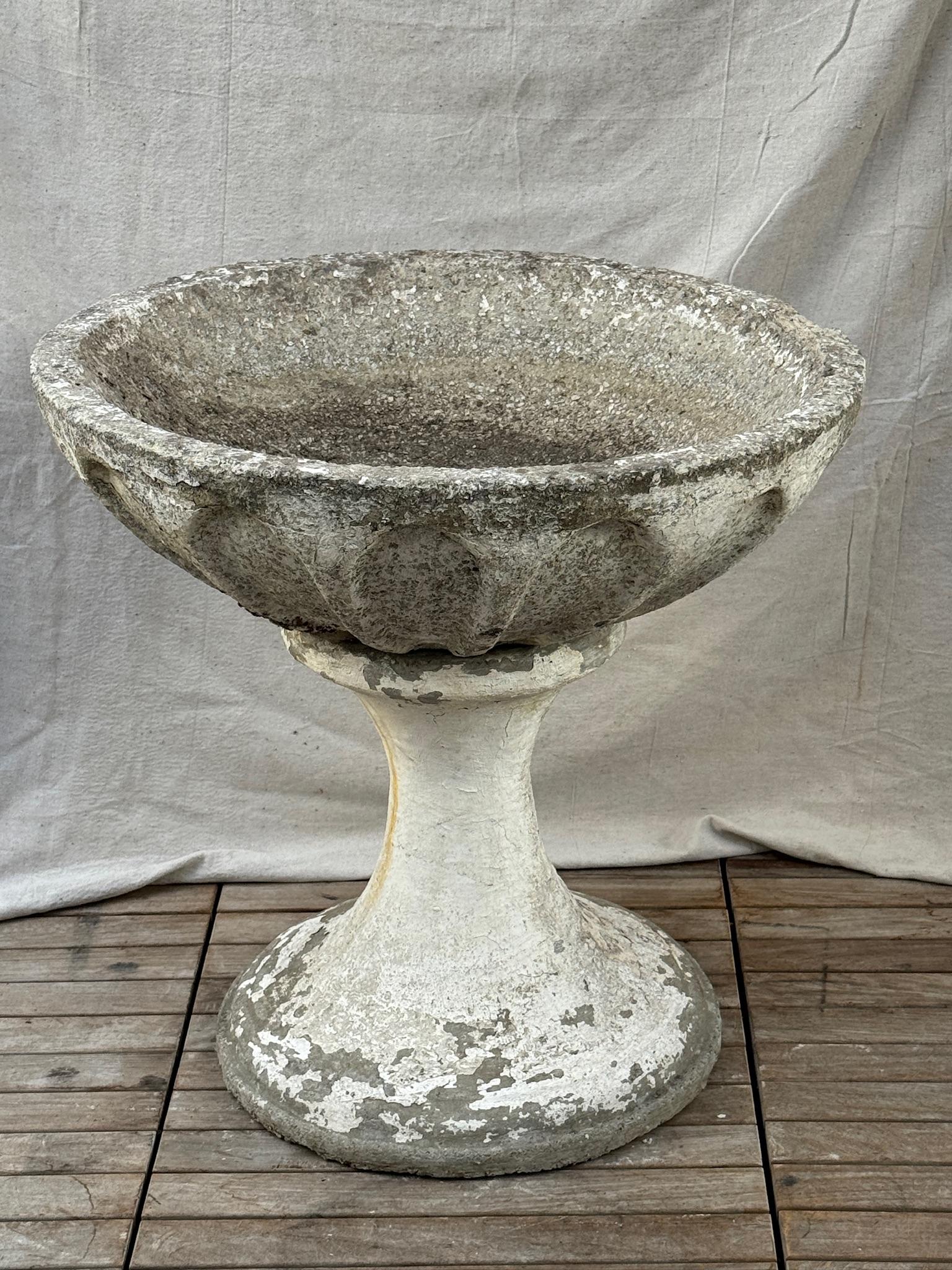 Sculptural Mid-Century Fluted Concrete Garden Planter on Pedestal Base For Sale 4