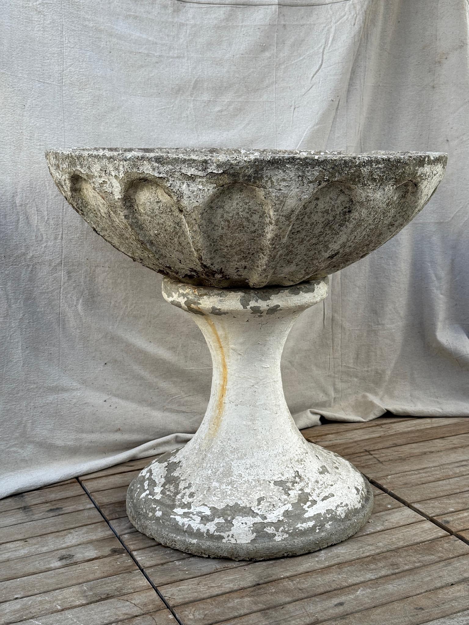 Sculptural Mid-Century Fluted Concrete Garden Planter on Pedestal Base In Good Condition For Sale In West Hollywood, CA