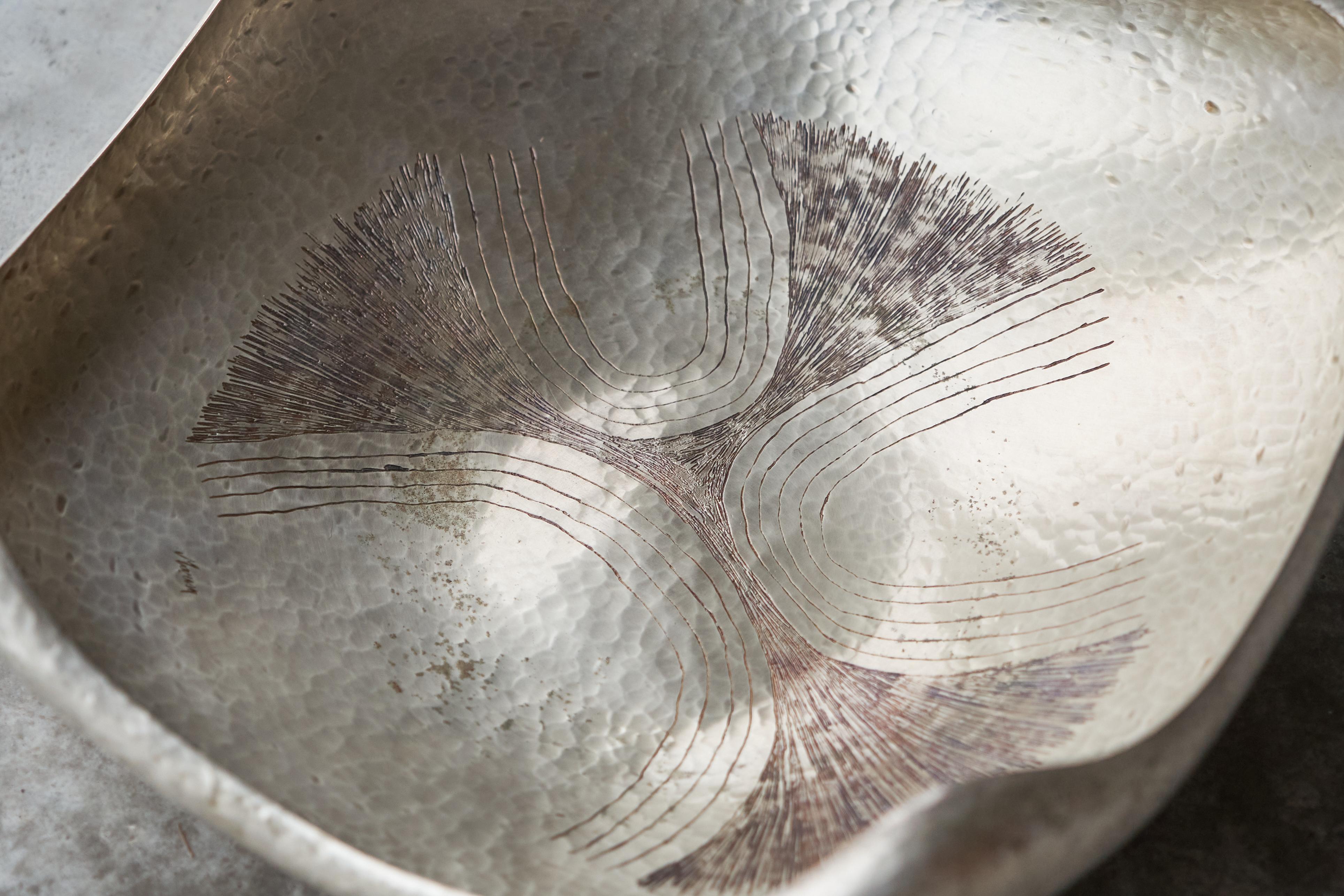 Centro de mesa escultórico italiano de mediados de siglo en metal plateado martillado a mano siglo XX en venta