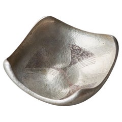 Centrotavola scultoreo italiano del Mid Century in metallo placcato argento martellato a mano