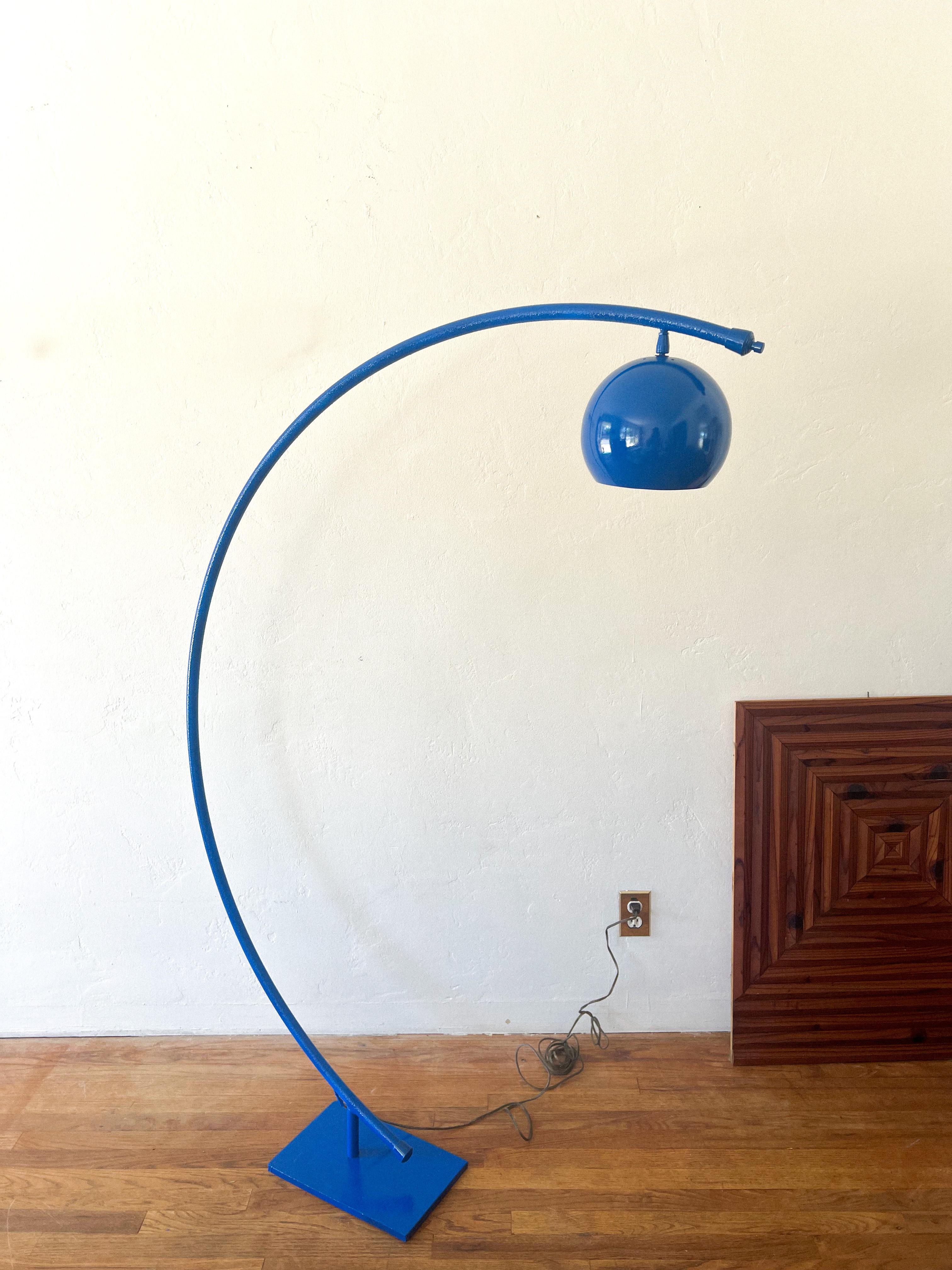 Eine auffällige Bogen-Stehlampe, die Reggiani zugeschrieben wird, Italien, ca. 1970er Jahre. Dieses skulpturale Stück zeichnet sich durch einen dramatisch geschwungenen Bogen und eine leuchtend kobaltblaue Emaillierung aus. 

Der halbkugelförmige