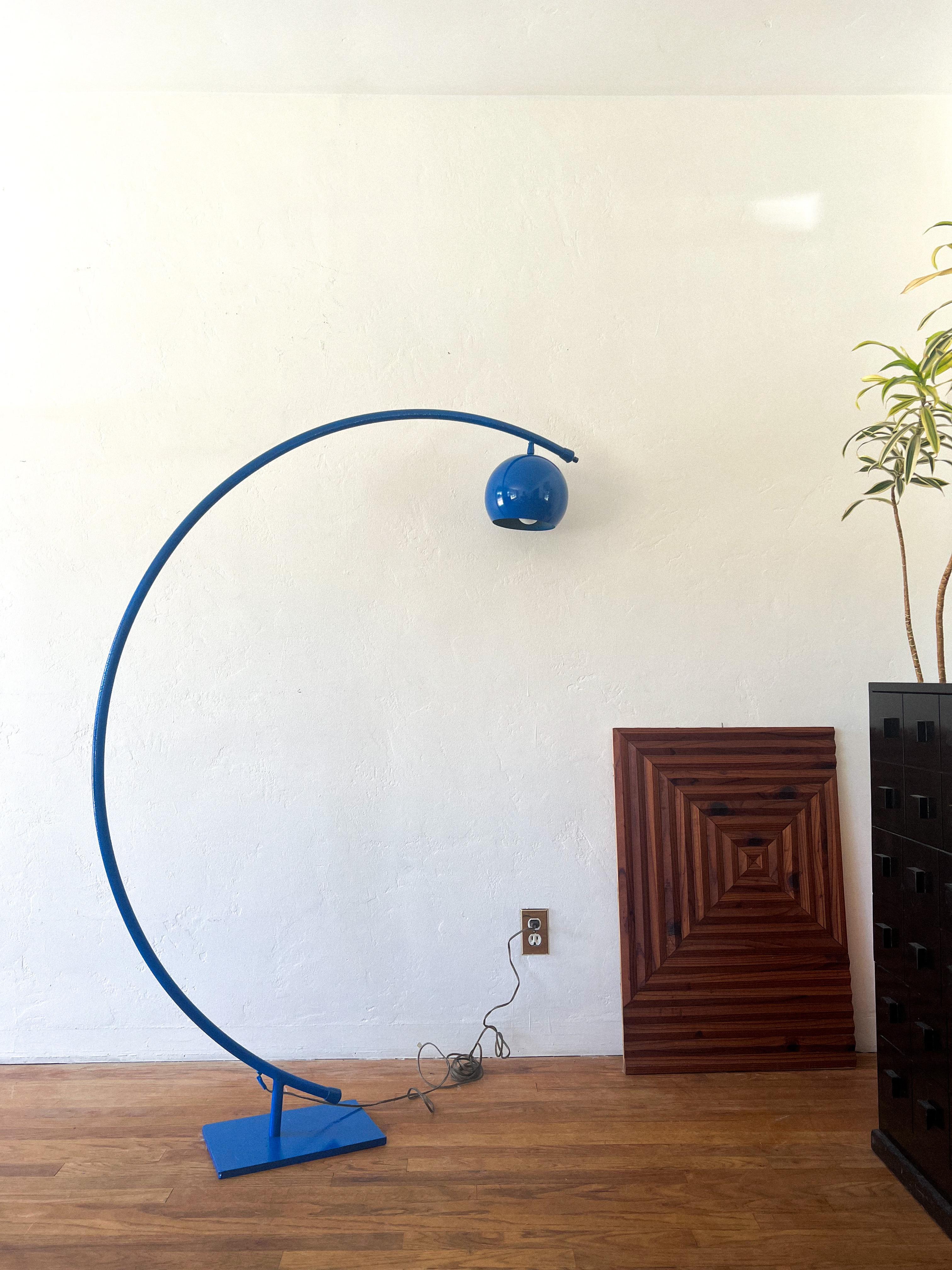 Skulpturale Bogen-Stehlampe aus der Mitte des Jahrhunderts, Reggiani zugeschrieben, 1970er Jahre (Italienisch) im Angebot