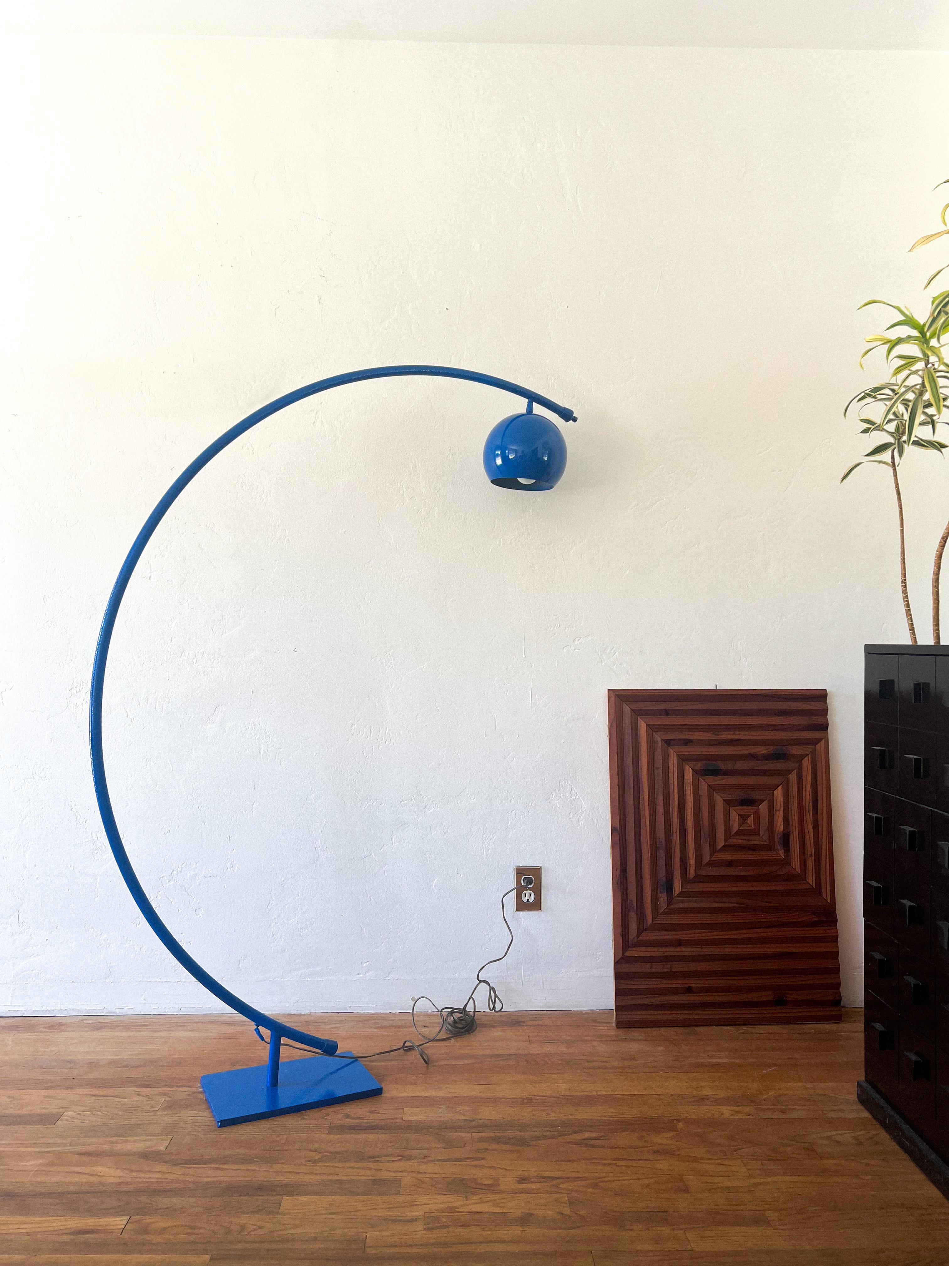 Skulpturale Bogen-Stehlampe aus der Mitte des Jahrhunderts, Reggiani zugeschrieben, 1970er Jahre (Pulverbeschichtet) im Angebot