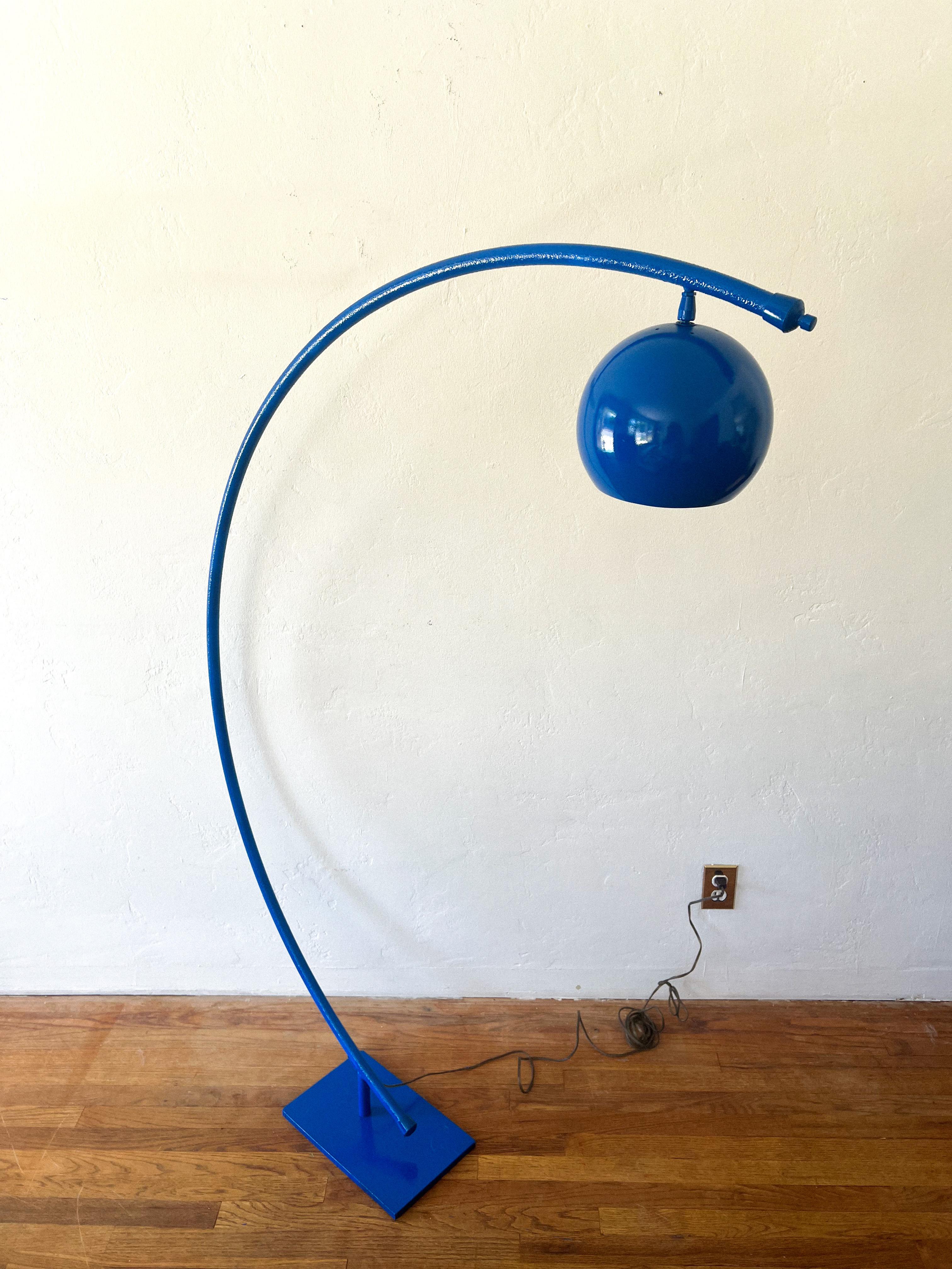 Skulpturale Bogen-Stehlampe aus der Mitte des Jahrhunderts, Reggiani zugeschrieben, 1970er Jahre (Metall) im Angebot