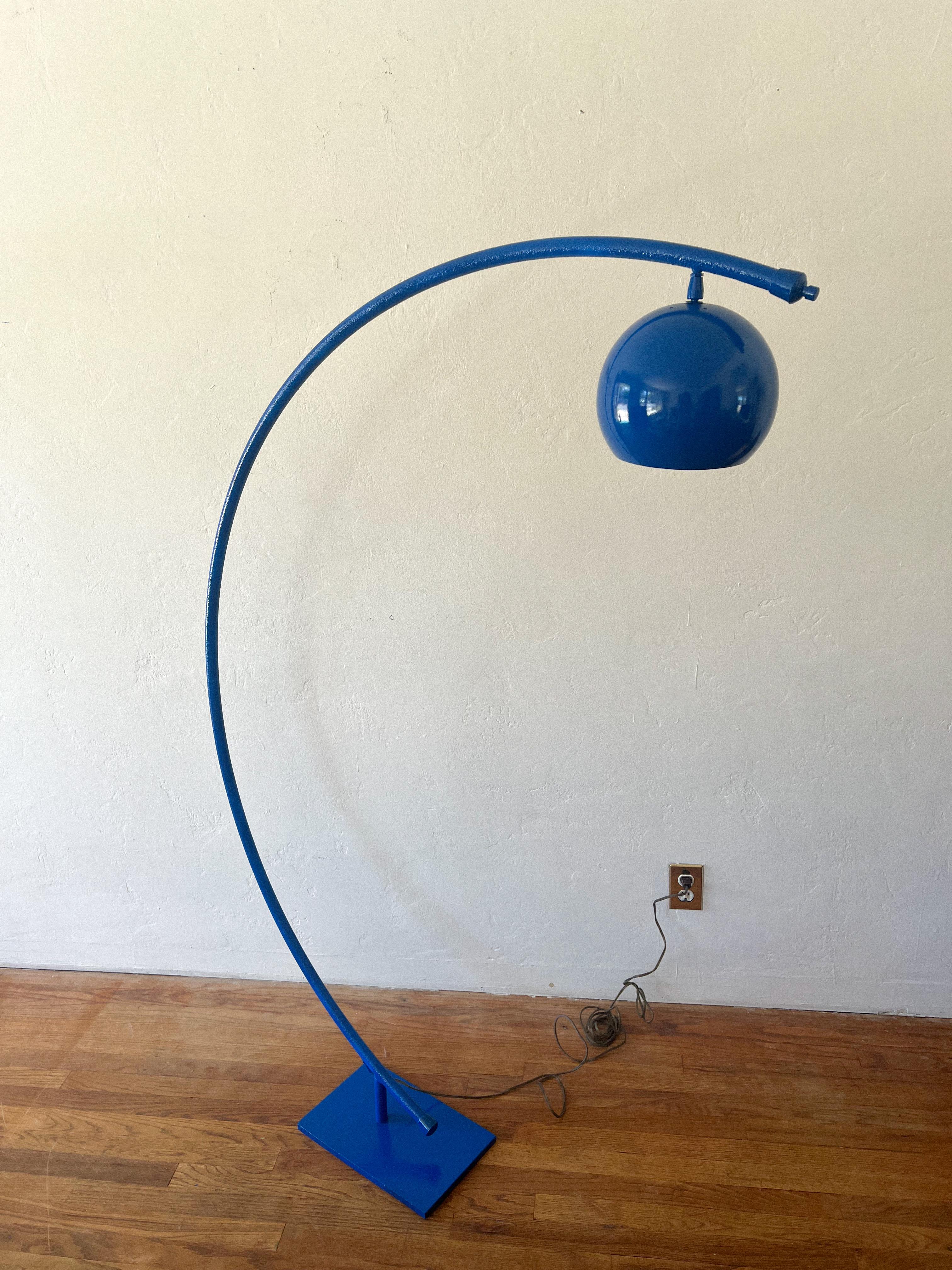 Skulpturale Bogen-Stehlampe aus der Mitte des Jahrhunderts, Reggiani zugeschrieben, 1970er Jahre im Angebot 1